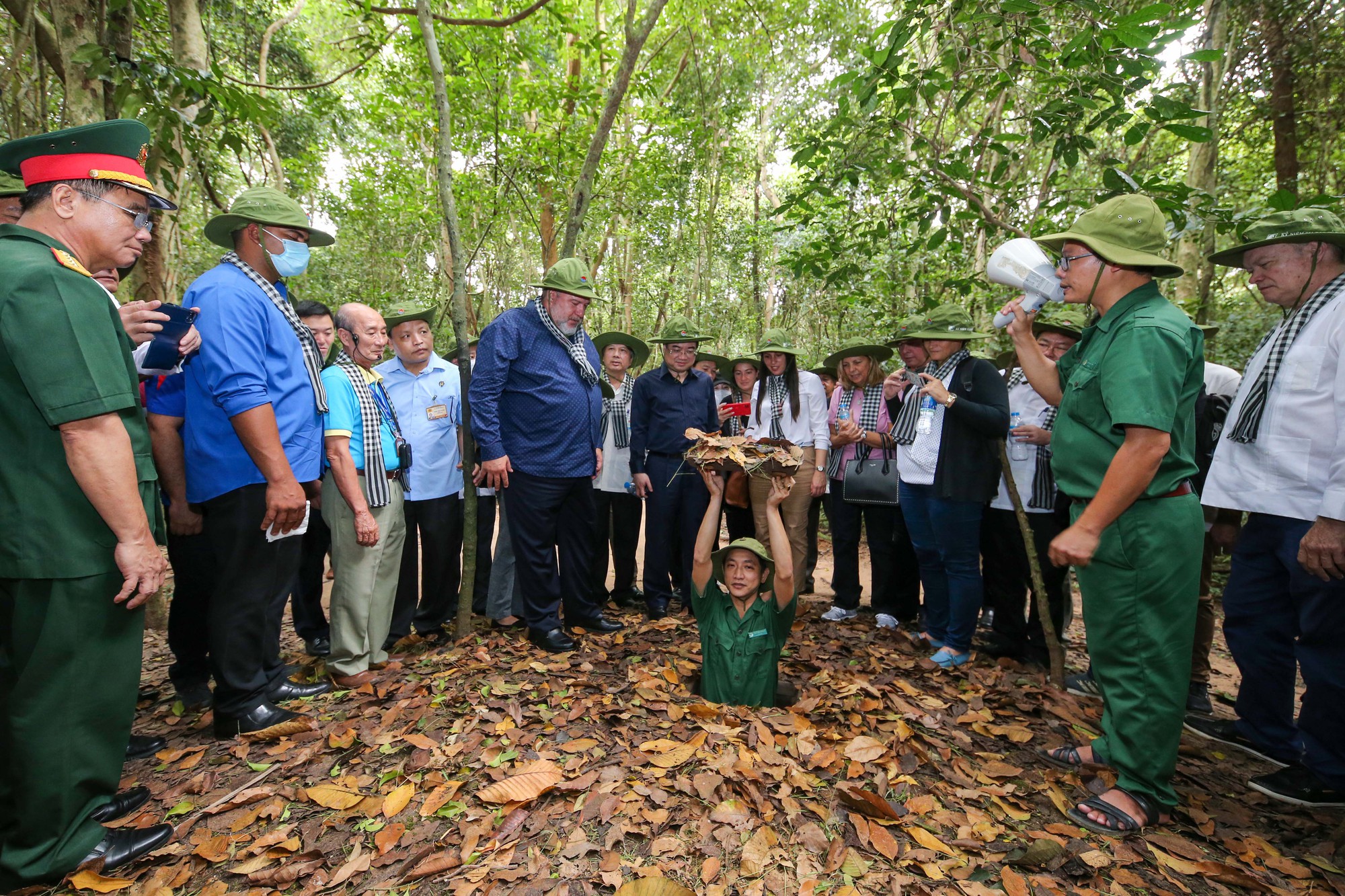 Thủ tướng Cuba Manuel Marrero Cruz hào hứng tham quan địa đạo Củ Chi - Ảnh 7.