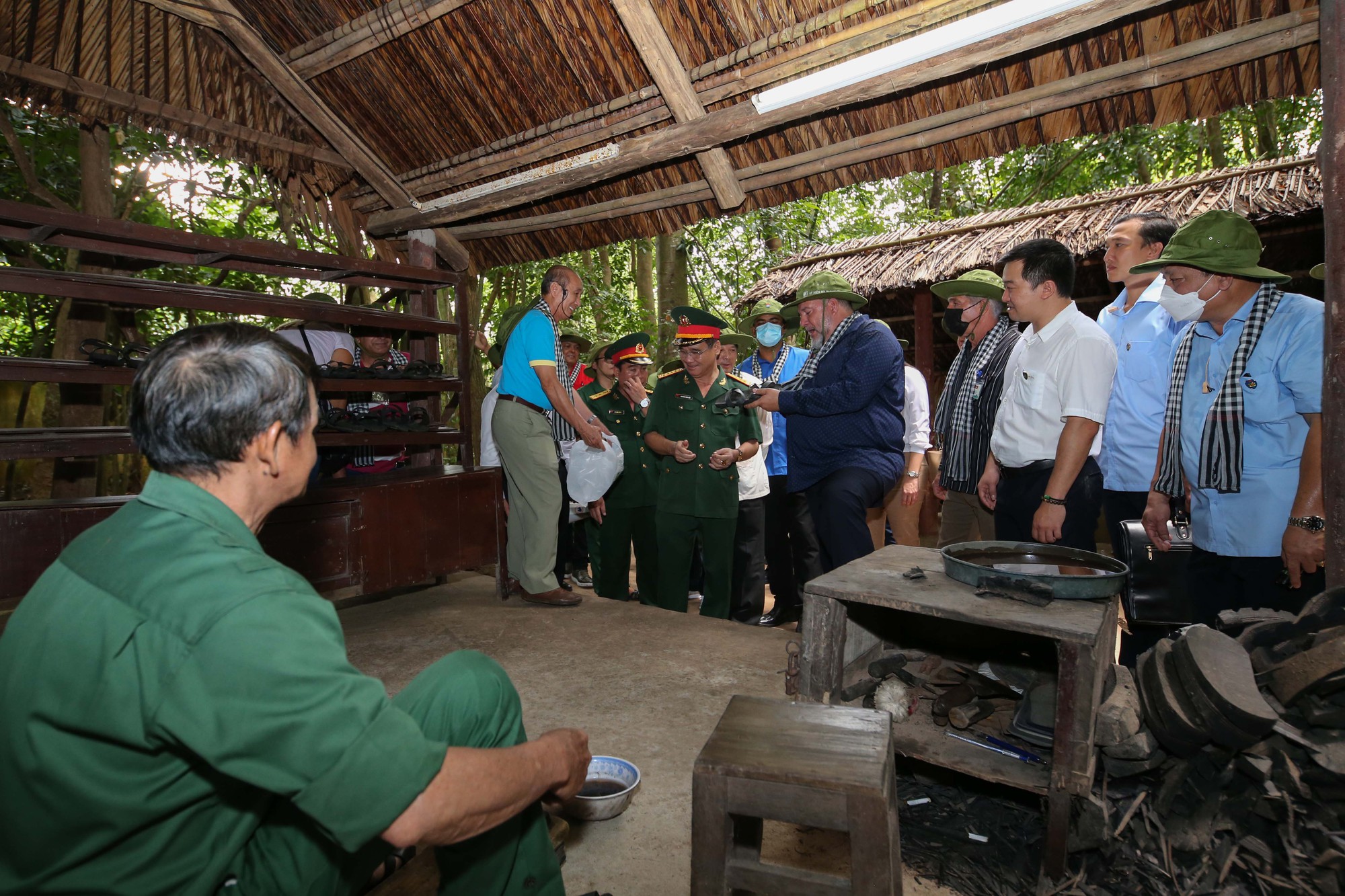 Thủ tướng Cuba Manuel Marrero Cruz hào hứng tham quan địa đạo Củ Chi - Ảnh 9.
