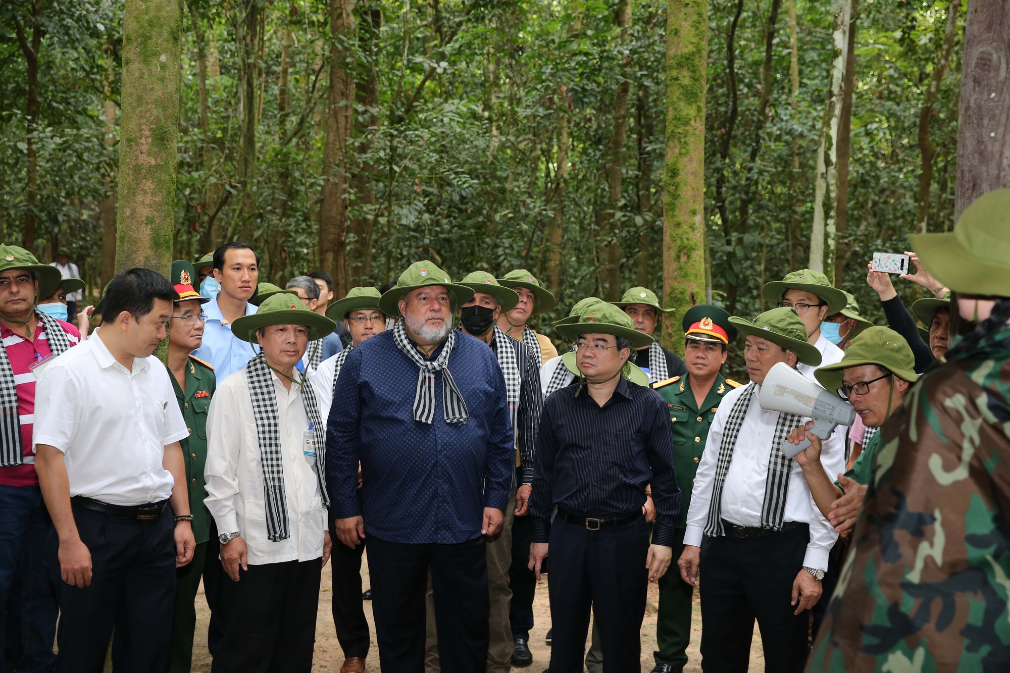 Thủ tướng Cuba Manuel Marrero Cruz hào hứng tham quan địa đạo Củ Chi - Ảnh 4.