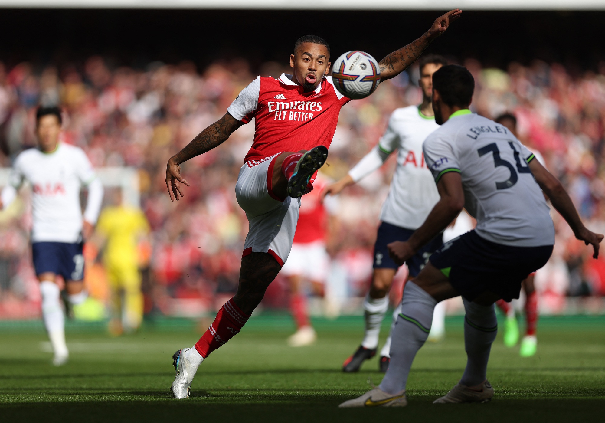 Đại thắng 3-1 Tottenham, Arsenal vững ngôi đầu Ngoại hạng - Ảnh 1.
