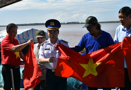 Thêm 2.000 lá cờ Tổ quốc tặng ngư dân tỉnh Bến Tre - Ảnh 1.