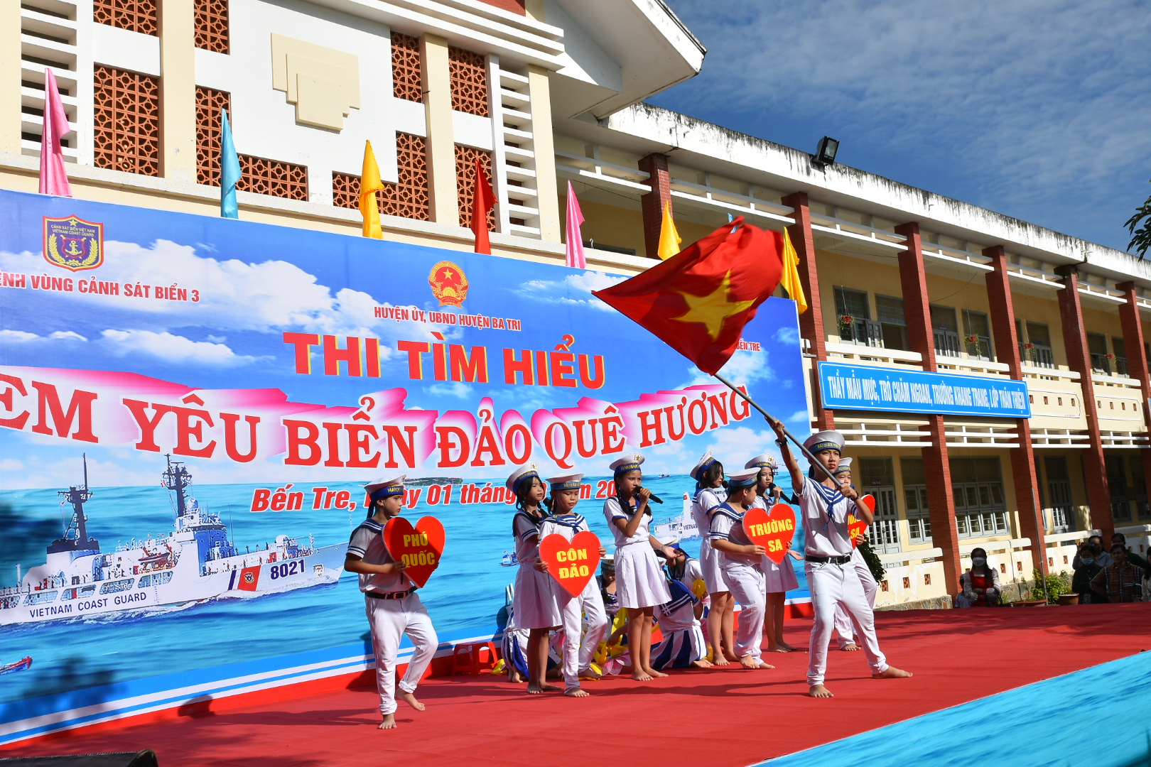 Thêm 2.000 lá cờ Tổ quốc tặng ngư dân tỉnh Bến Tre - Ảnh 3.