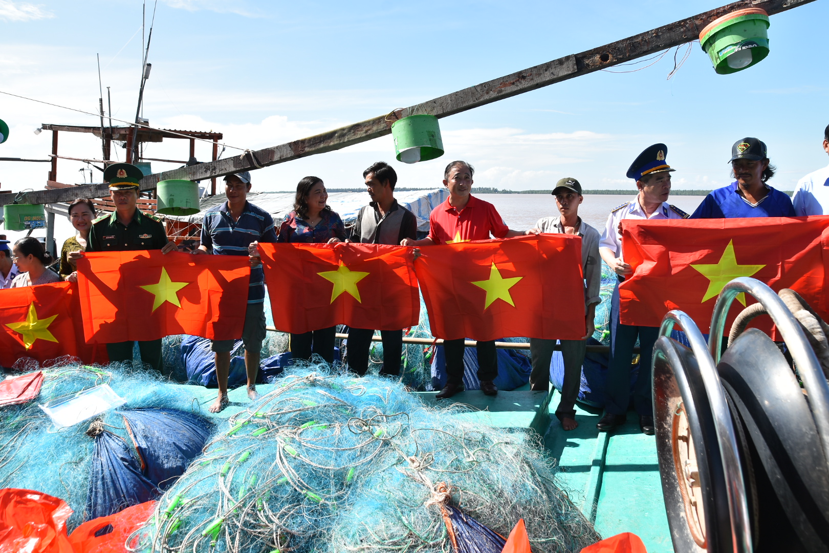 Thêm 2.000 lá cờ Tổ quốc tặng ngư dân tỉnh Bến Tre - Ảnh 7.