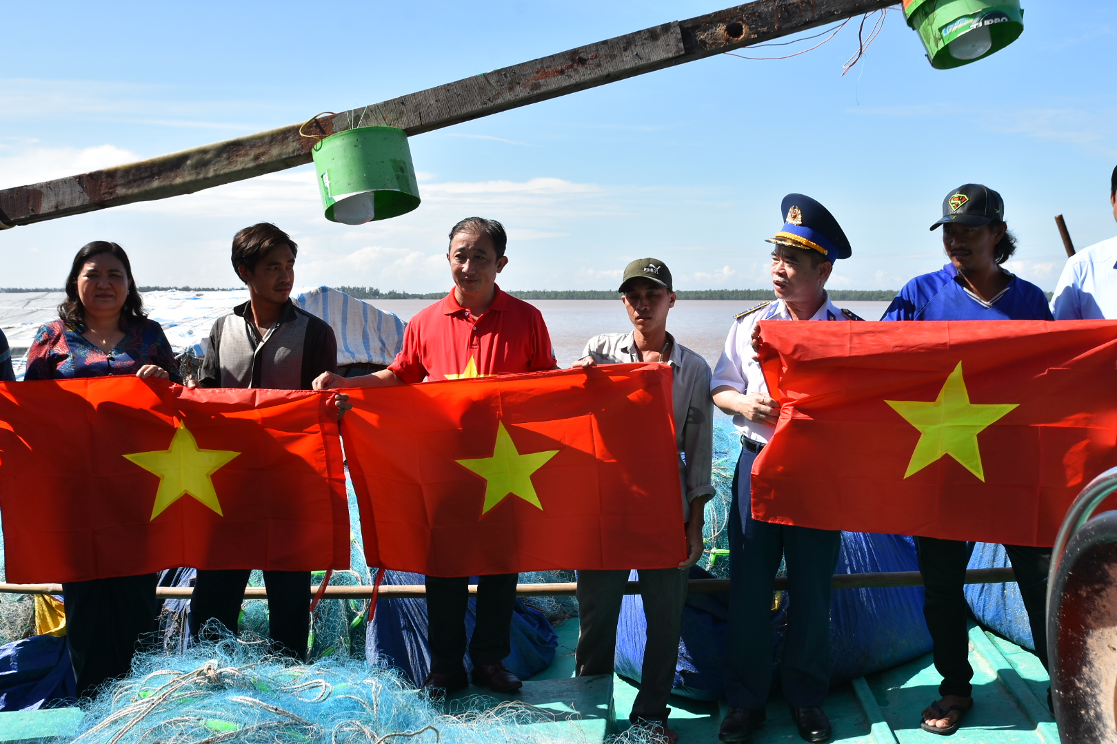 Thêm 2.000 lá cờ Tổ quốc tặng ngư dân tỉnh Bến Tre - Ảnh 8.
