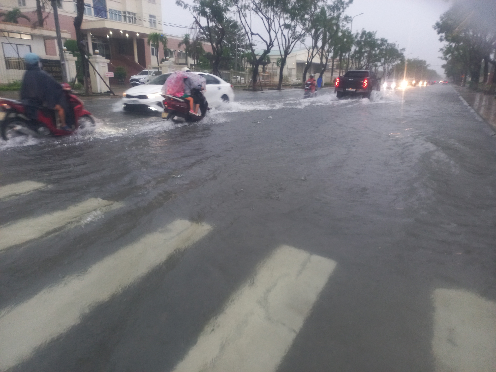 Quảng Nam: 2 người bị lũ cuốn, đường phố Tam Kỳ thành biển nước - Ảnh 2. Quảng Nam: 2 người bị lũ cuốn, đường phố Tam Kỳ thành biển nước - Ảnh 2.