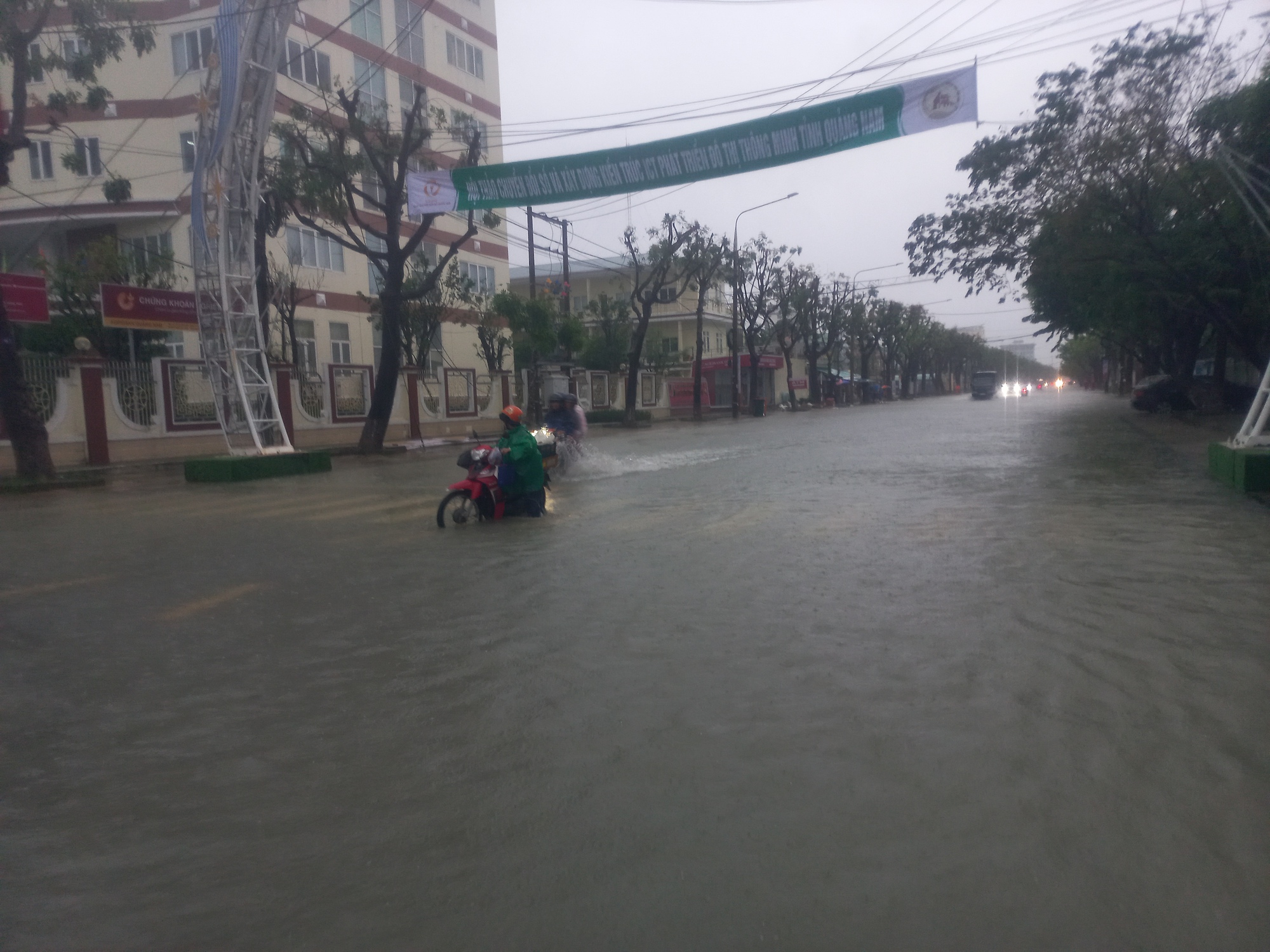 Quảng Nam: 2 người bị lũ cuốn, đường phố Tam Kỳ thành biển nước - Ảnh 3. Quảng Nam: 2 người bị lũ cuốn, đường phố Tam Kỳ thành biển nước - Ảnh 3.