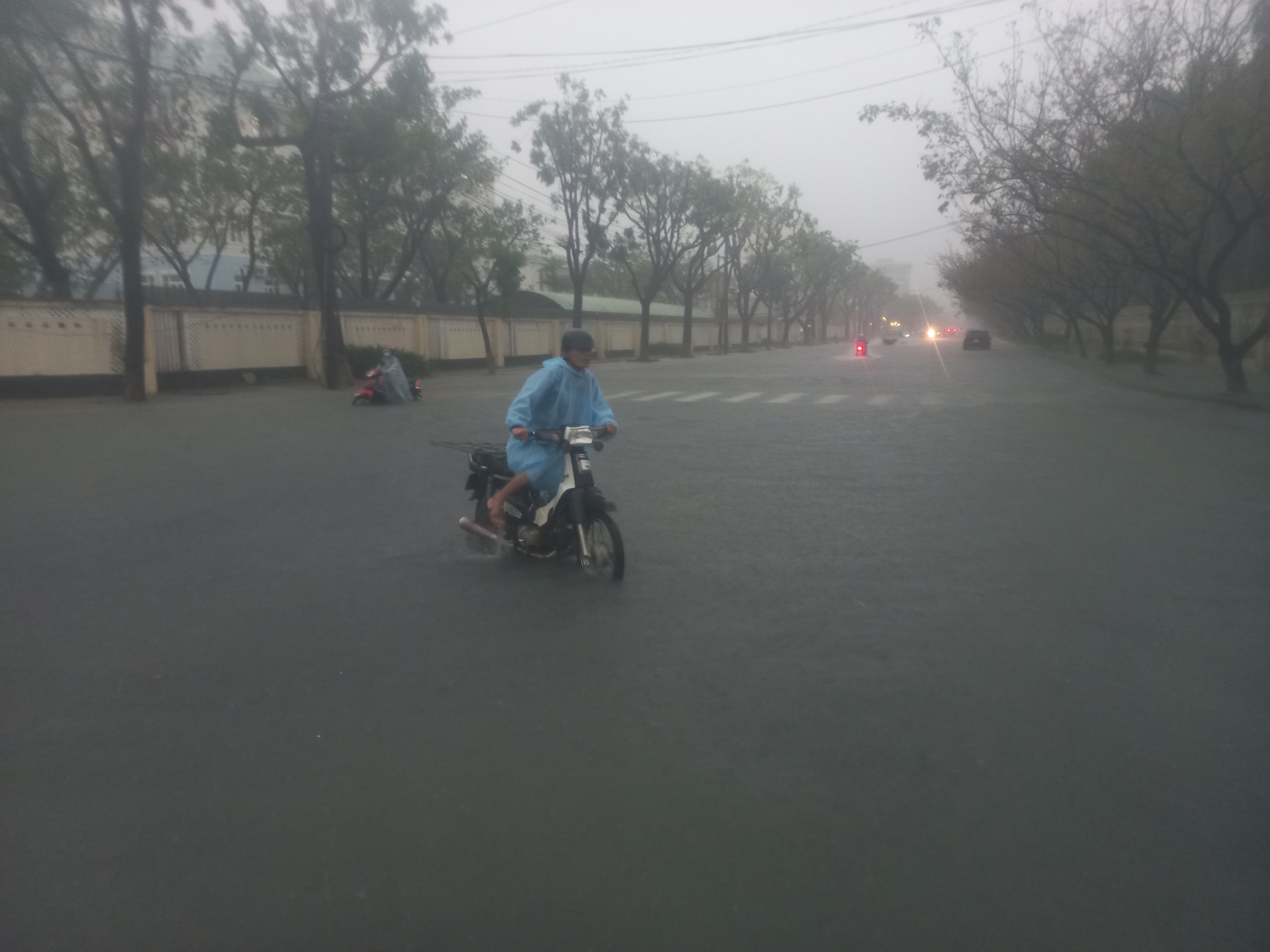 Quảng Nam: 2 người bị lũ cuốn, đường phố Tam Kỳ thành biển nước - Ảnh 5. Quảng Nam: 2 người bị lũ cuốn, đường phố Tam Kỳ thành biển nước - Ảnh 5.