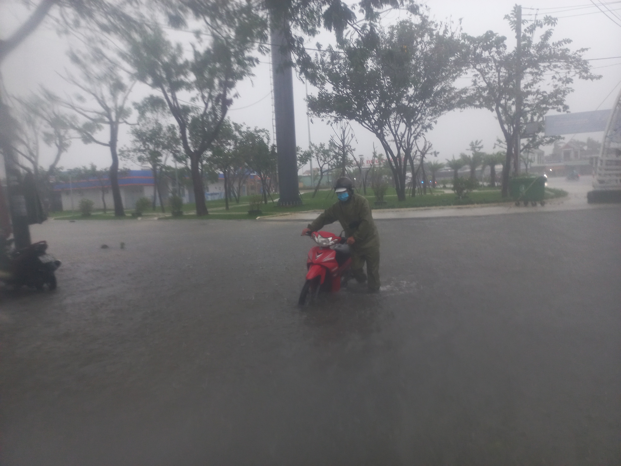 Quảng Nam: 2 người bị lũ cuốn, đường phố Tam Kỳ thành biển nước - Ảnh 8. Quảng Nam: 2 người bị lũ cuốn, đường phố Tam Kỳ thành biển nước - Ảnh 8.