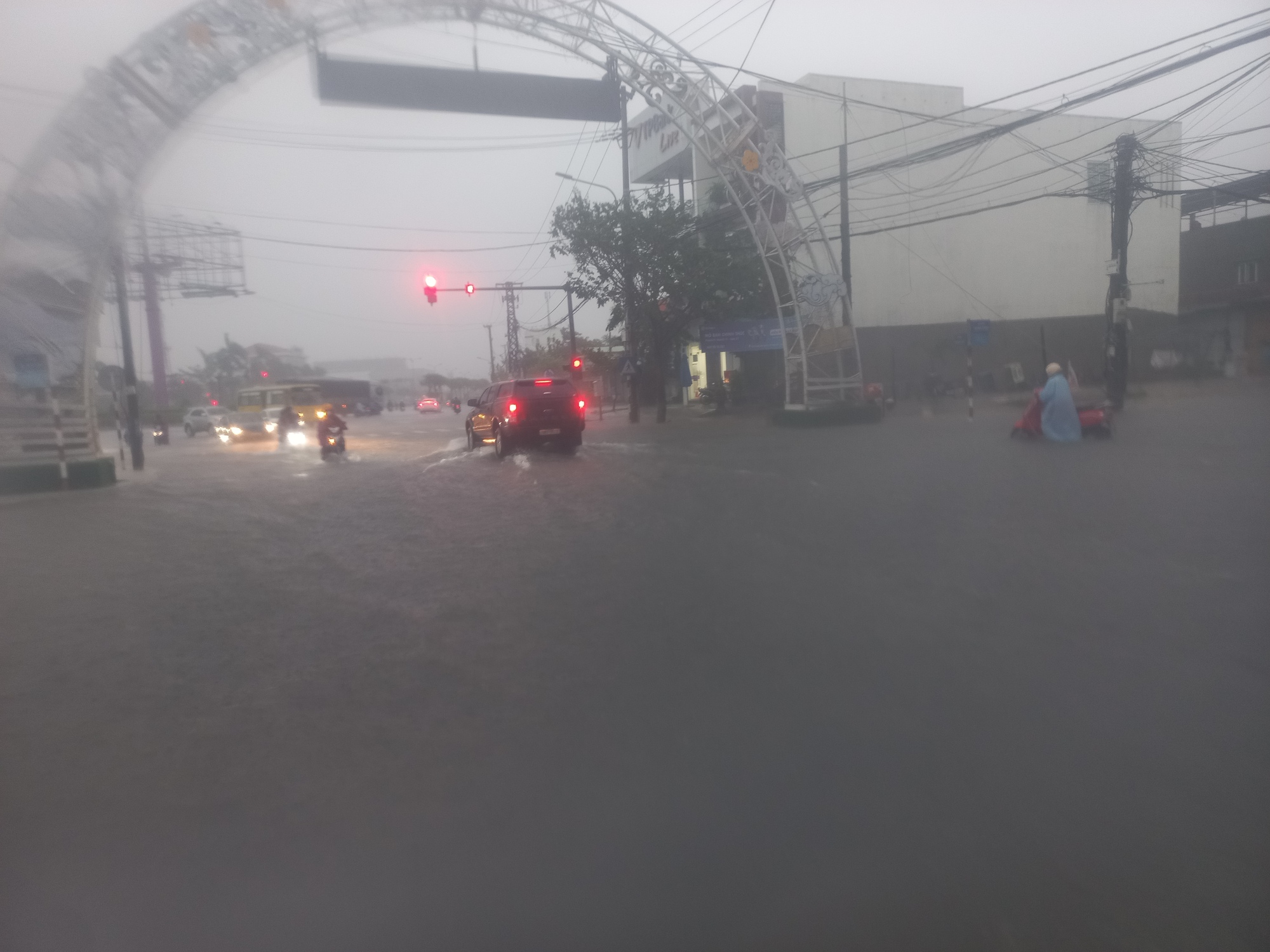 Quảng Nam: 2 người bị lũ cuốn, đường phố Tam Kỳ thành biển nước - Ảnh 10. Quảng Nam: 2 người bị lũ cuốn, đường phố Tam Kỳ thành biển nước - Ảnh 10.