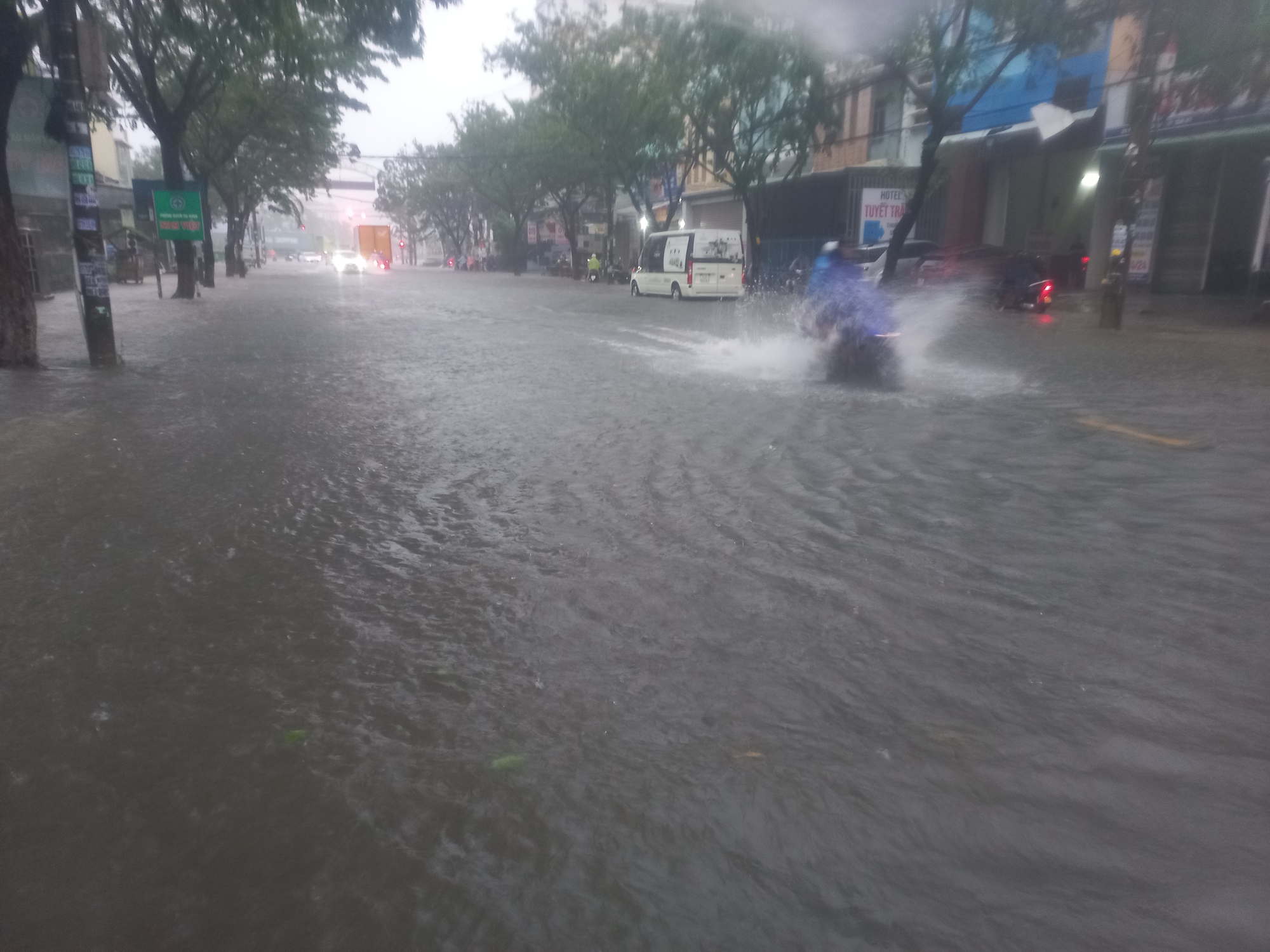 Quảng Nam: 2 người bị lũ cuốn, đường phố Tam Kỳ thành biển nước - Ảnh 7. Quảng Nam: 2 người bị lũ cuốn, đường phố Tam Kỳ thành biển nước - Ảnh 7.