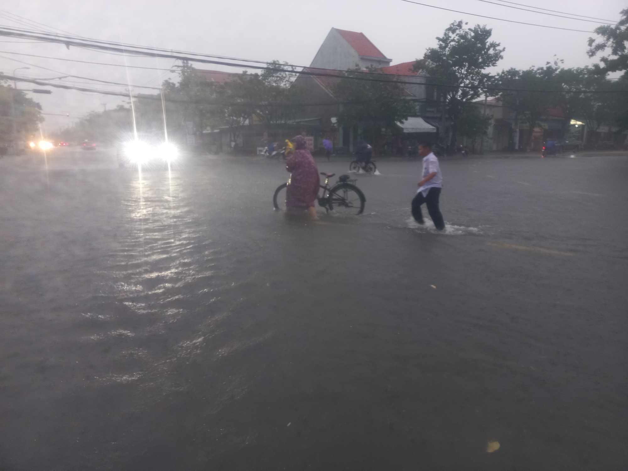 Quảng Nam: 2 người bị lũ cuốn, đường phố Tam Kỳ thành biển nước - Ảnh 13.