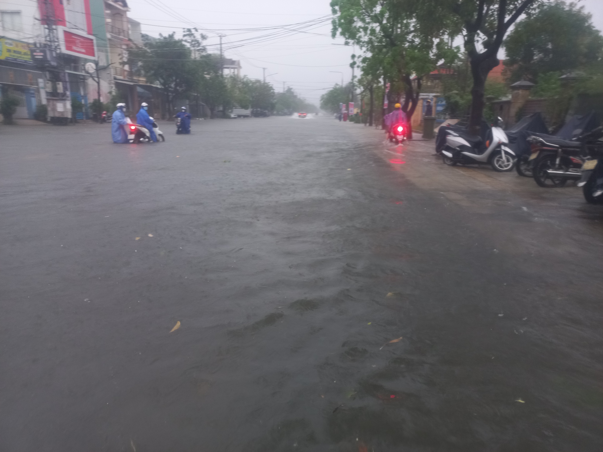 Quảng Nam: 2 người bị lũ cuốn, đường phố Tam Kỳ thành biển nước - Ảnh 12. Quảng Nam: 2 người bị lũ cuốn, đường phố Tam Kỳ thành biển nước - Ảnh 12.