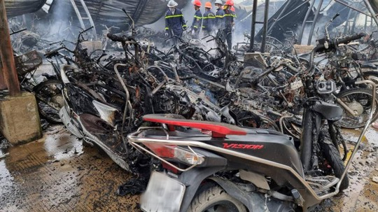 Cháy nhà để xe ở công ty may, khoảng 250 xe máy bị thiêu rụi - Ảnh 1.