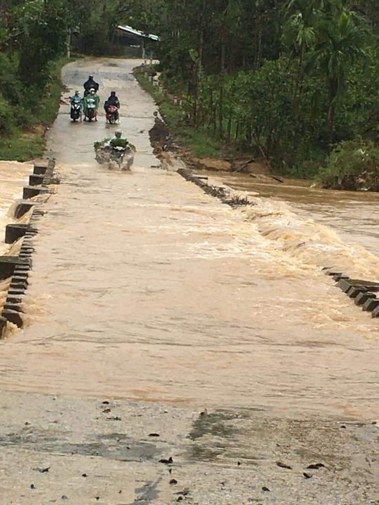 Miền Trung: Mưa lớn, thủy điện xả lũ, nhiều nơi  ngập nặng - Ảnh 12.