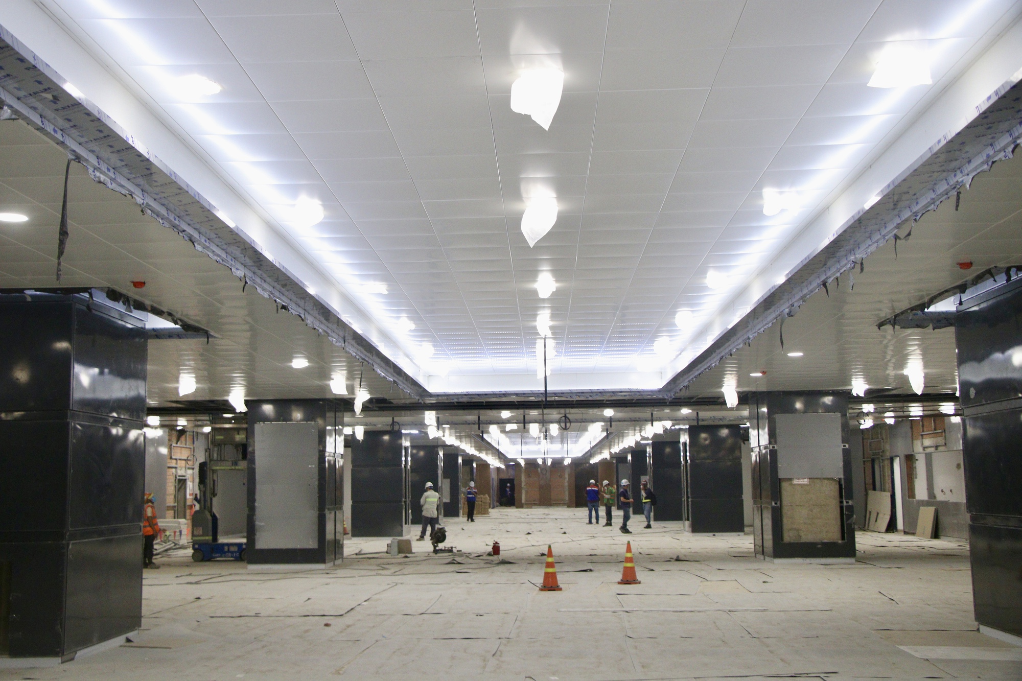 Cận cảnh nhà ga trên cao lớn nhất tuyến Metro số 1 - Ảnh 5.