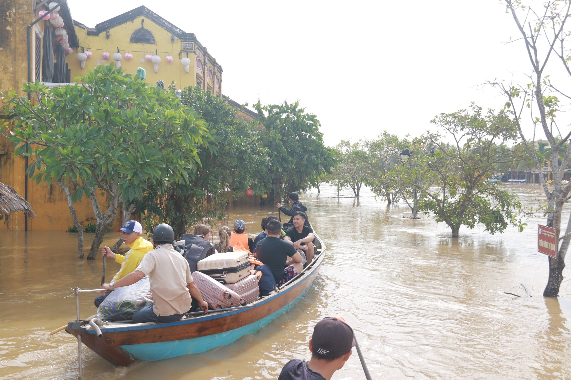 Phố cổ Hội An lênh láng nước, đất đá sạt xuống đường Hồ Chí Minh nhánh Tây Quảng Trị - Ảnh 16.