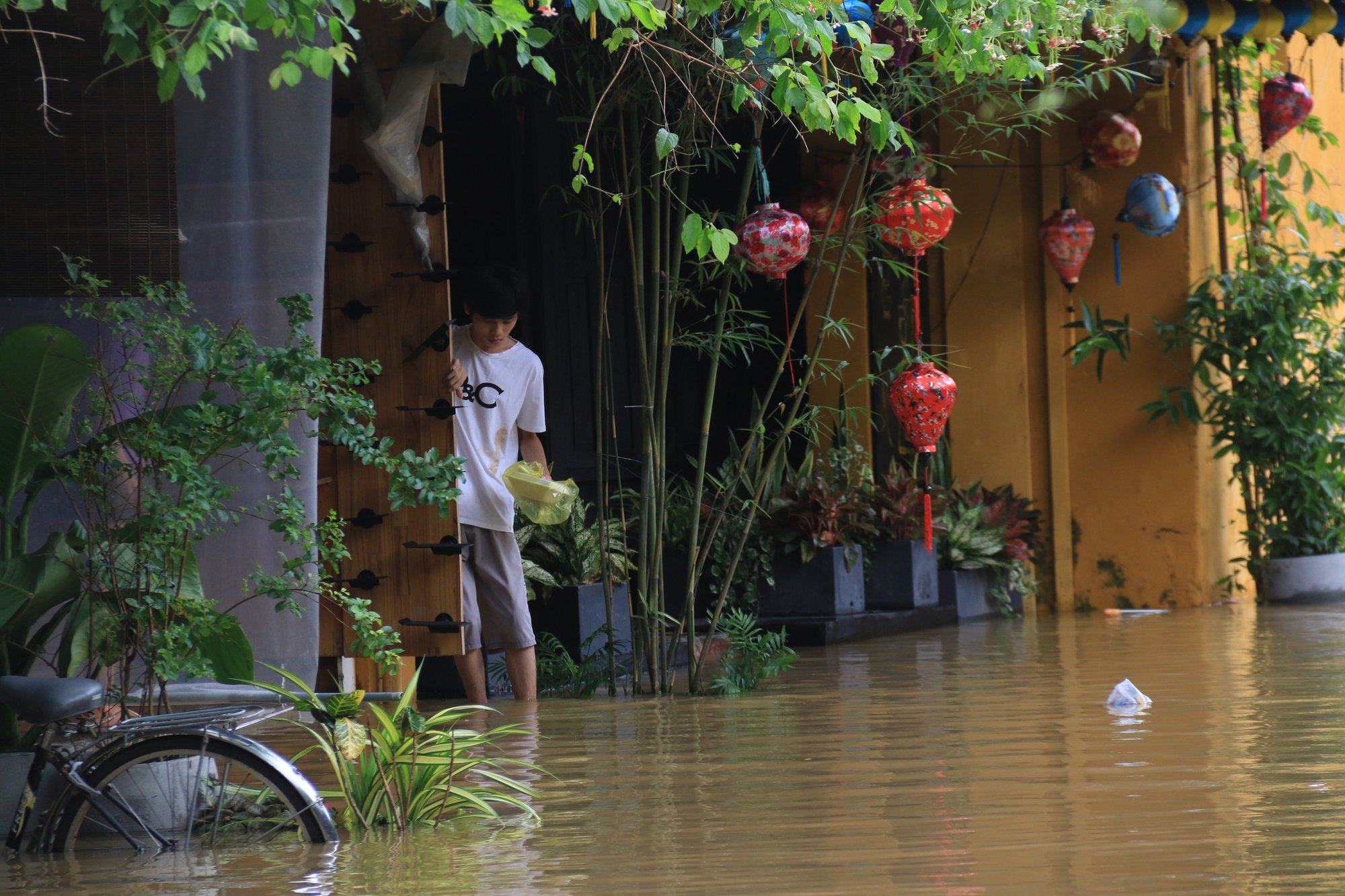 Phố cổ Hội An lênh láng nước, đất đá sạt xuống đường Hồ Chí Minh nhánh Tây Quảng Trị - Ảnh 11.