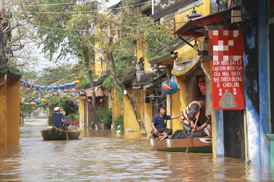 Phố cổ Hội An lênh láng nước, đất đá sạt xuống đường Hồ Chí Minh nhánh Tây Quảng Trị - Ảnh 2.