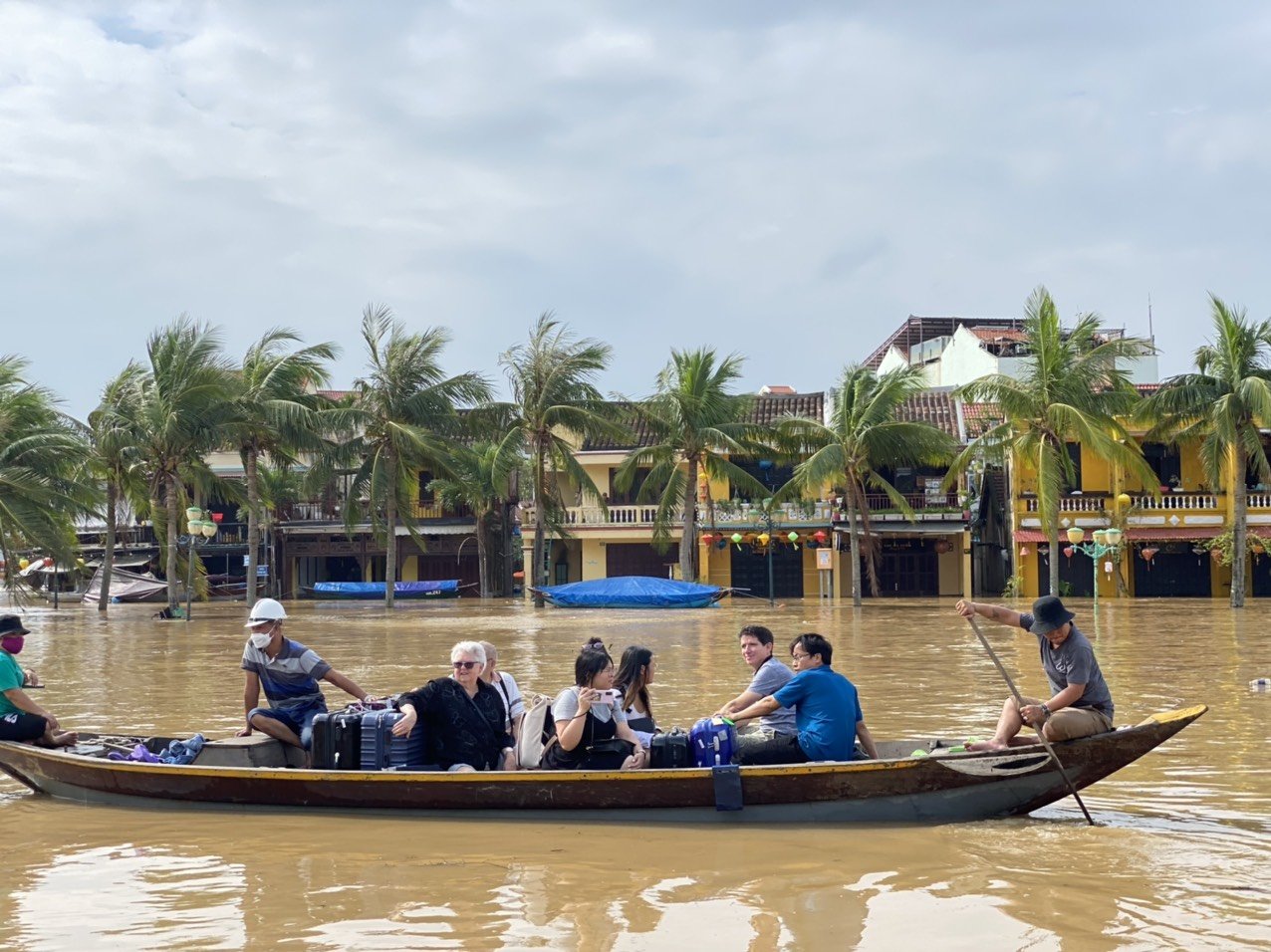 Phố cổ Hội An lênh láng nước, đất đá sạt xuống đường Hồ Chí Minh nhánh Tây Quảng Trị - Ảnh 14.