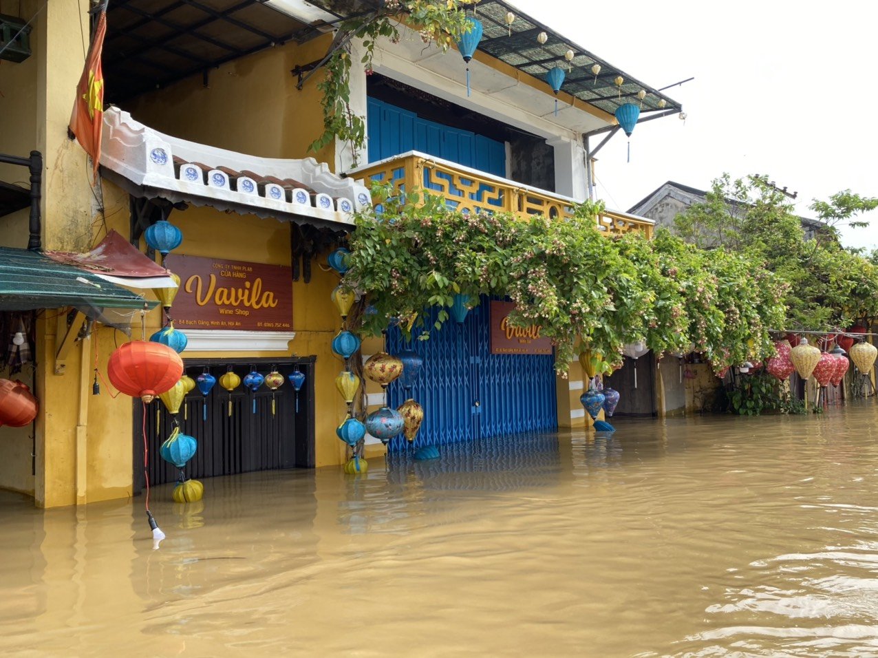 Phố cổ Hội An lênh láng nước, đất đá sạt xuống đường Hồ Chí Minh nhánh Tây Quảng Trị - Ảnh 7.