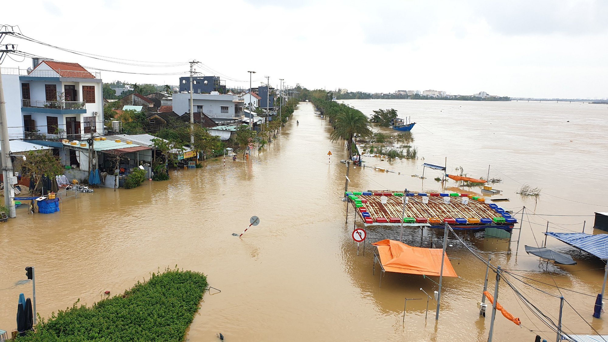 Phố cổ Hội An lênh láng nước, đất đá sạt xuống đường Hồ Chí Minh nhánh Tây Quảng Trị - Ảnh 19.