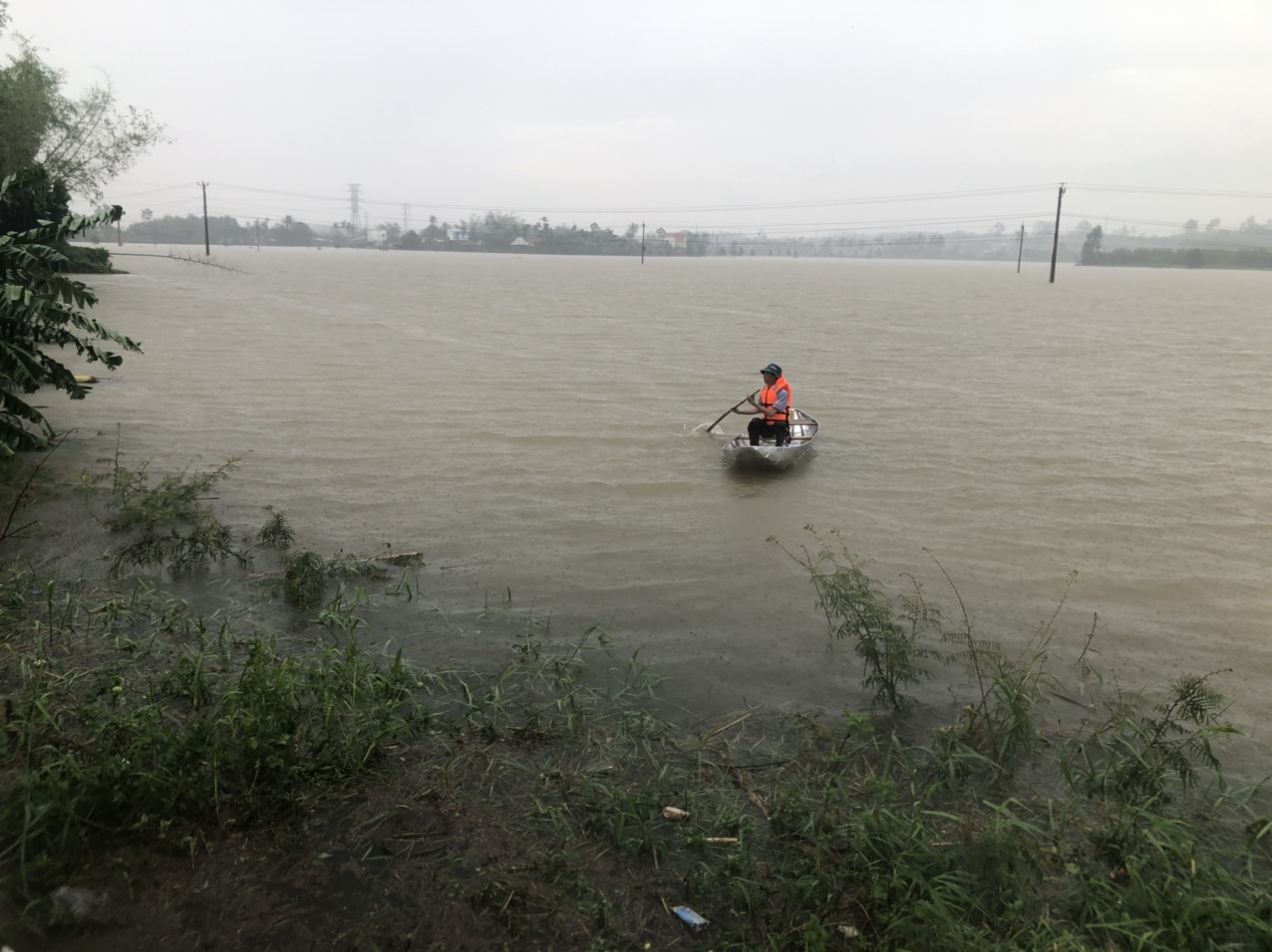 Mưa lũ ở miền Trung: 1 người bị lũ cuốn mất tích, nhiều nơi sạt lở nghiêm trọng - Ảnh 1.