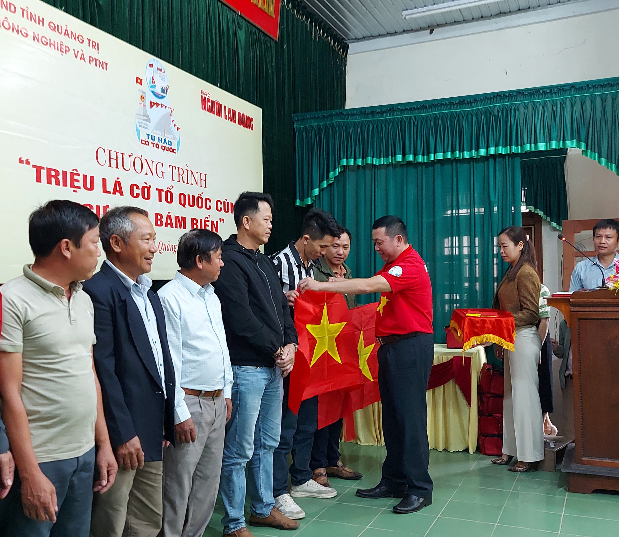 Trao 10.000 lá cờ Tổ quốc cho ngư dân tỉnh Quảng Trị - Ảnh 1.