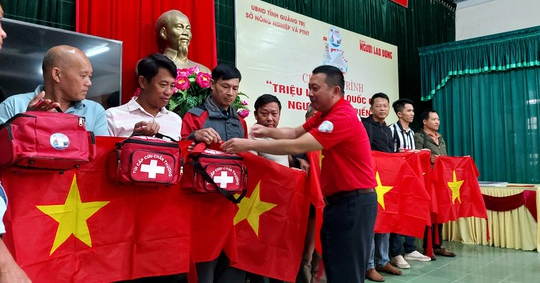 Trao 10.000 lá cờ Tổ quốc cho ngư dân tỉnh Quảng Trị - Ảnh 2.