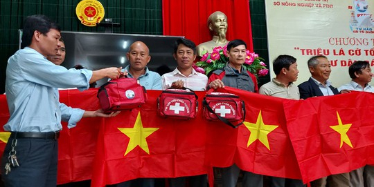 Trao 10.000 lá cờ Tổ quốc cho ngư dân tỉnh Quảng Trị - Ảnh 3.