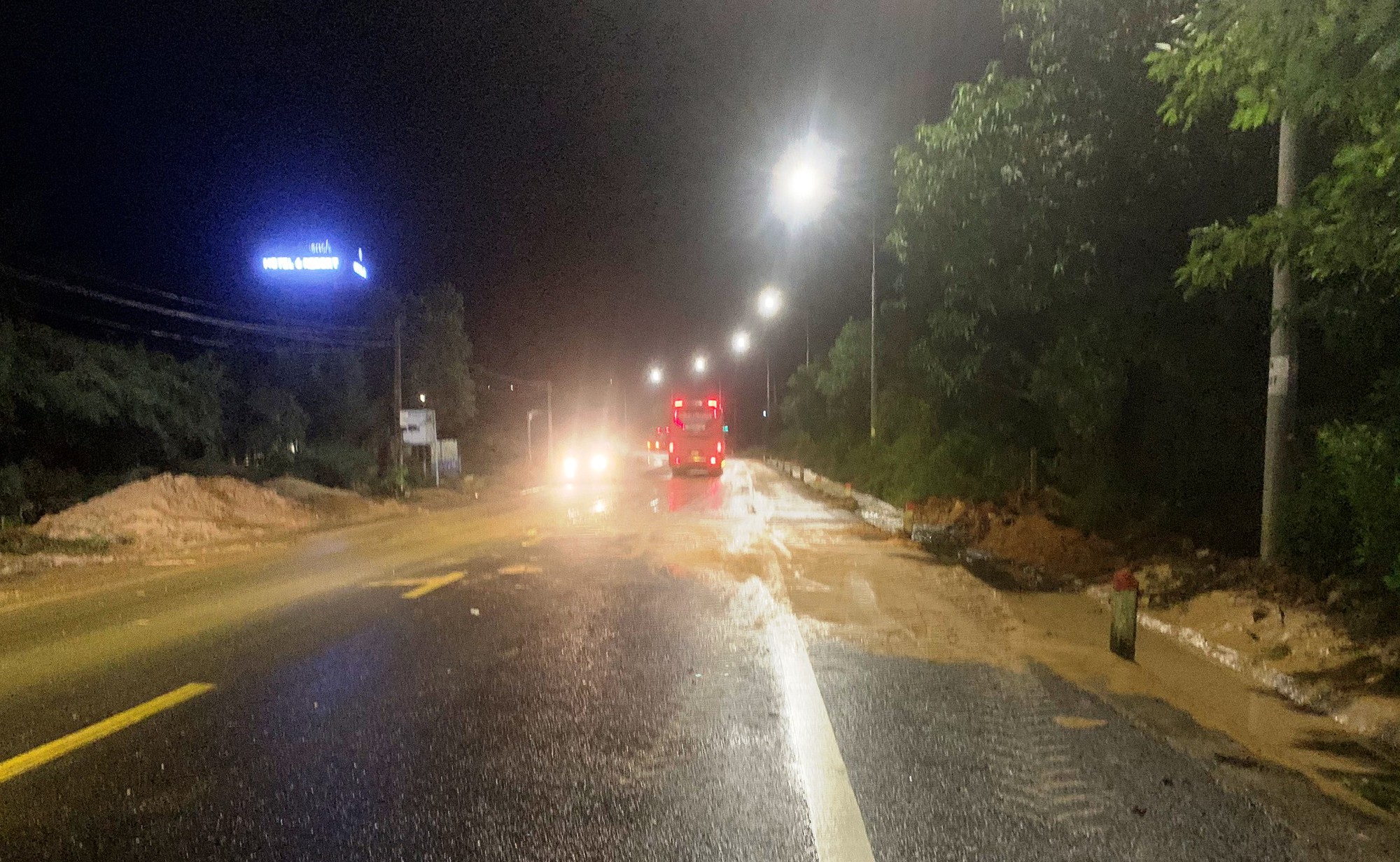 Phú Yên: Mưa lớn, Quốc lộ 1 và 1D sạt lở nghiêm trọng - Ảnh 5.