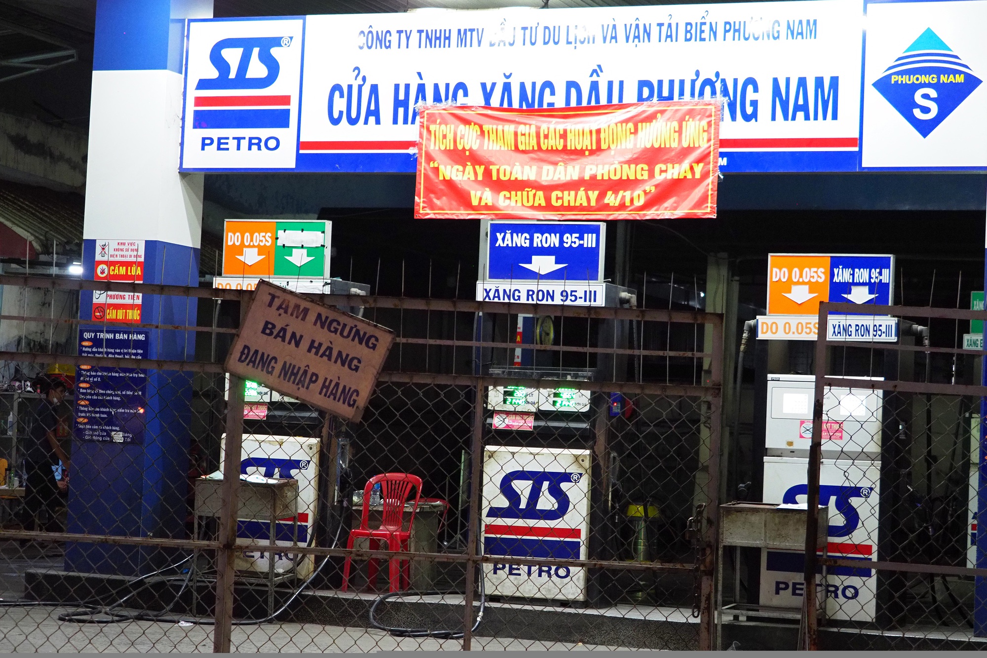 Sở Công Thương TP HCM đề xuất quy định giờ bán hàng của cây xăng - Ảnh 1. Sở Công Thương TP HCM đề xuất quy định giờ bán hàng của cây xăng - Ảnh 1.