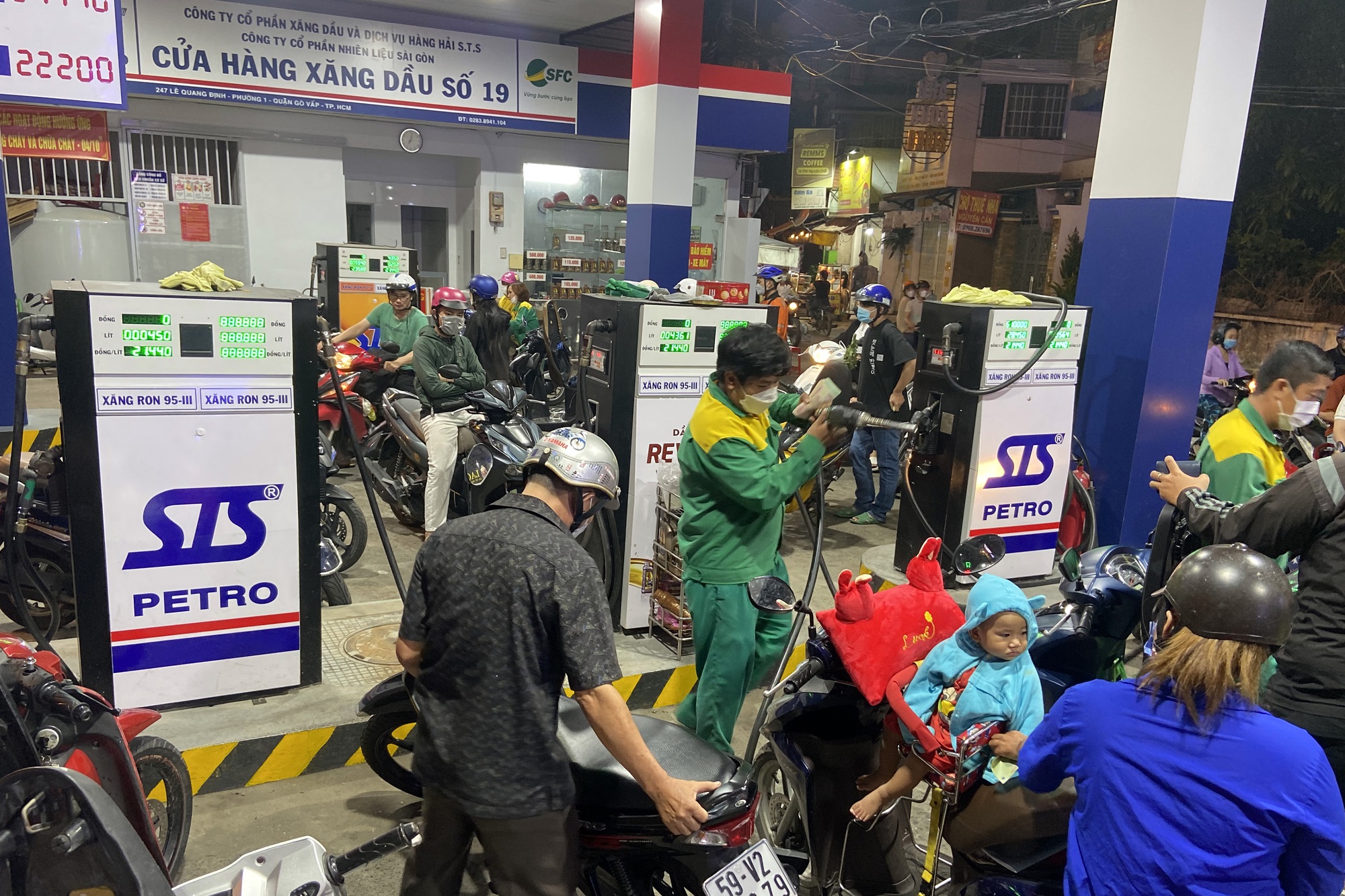 Sở Công Thương TP HCM nêu lý do quy định giờ bán hàng của các cây xăng - Ảnh 1. Sở Công Thương TP HCM nêu lý do quy định giờ bán hàng của các cây xăng - Ảnh 1.