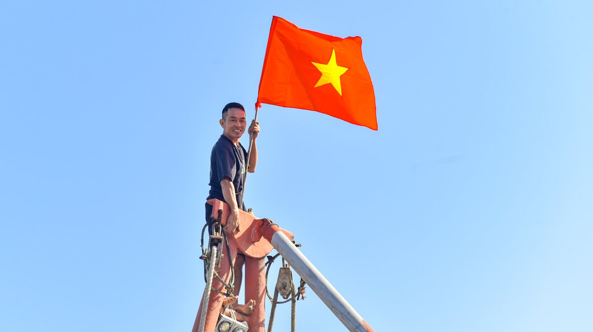 Trao tặng 10.000 lá cờ Tổ quốc cho ngư dân Thanh Hóa - Ảnh 12.