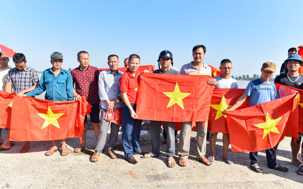 Trao tặng 10.000 lá cờ Tổ quốc cho ngư dân Thanh Hóa - Ảnh 7.