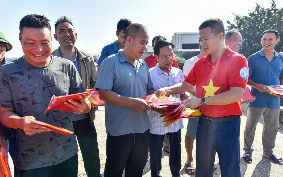 Trao tặng 10.000 lá cờ Tổ quốc cho ngư dân Thanh Hóa - Ảnh 5.