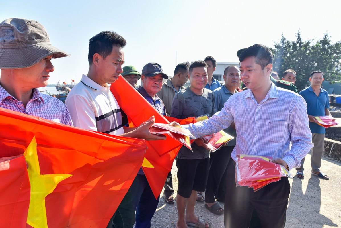 Trao tặng 10.000 lá cờ Tổ quốc cho ngư dân Thanh Hóa - Ảnh 4.