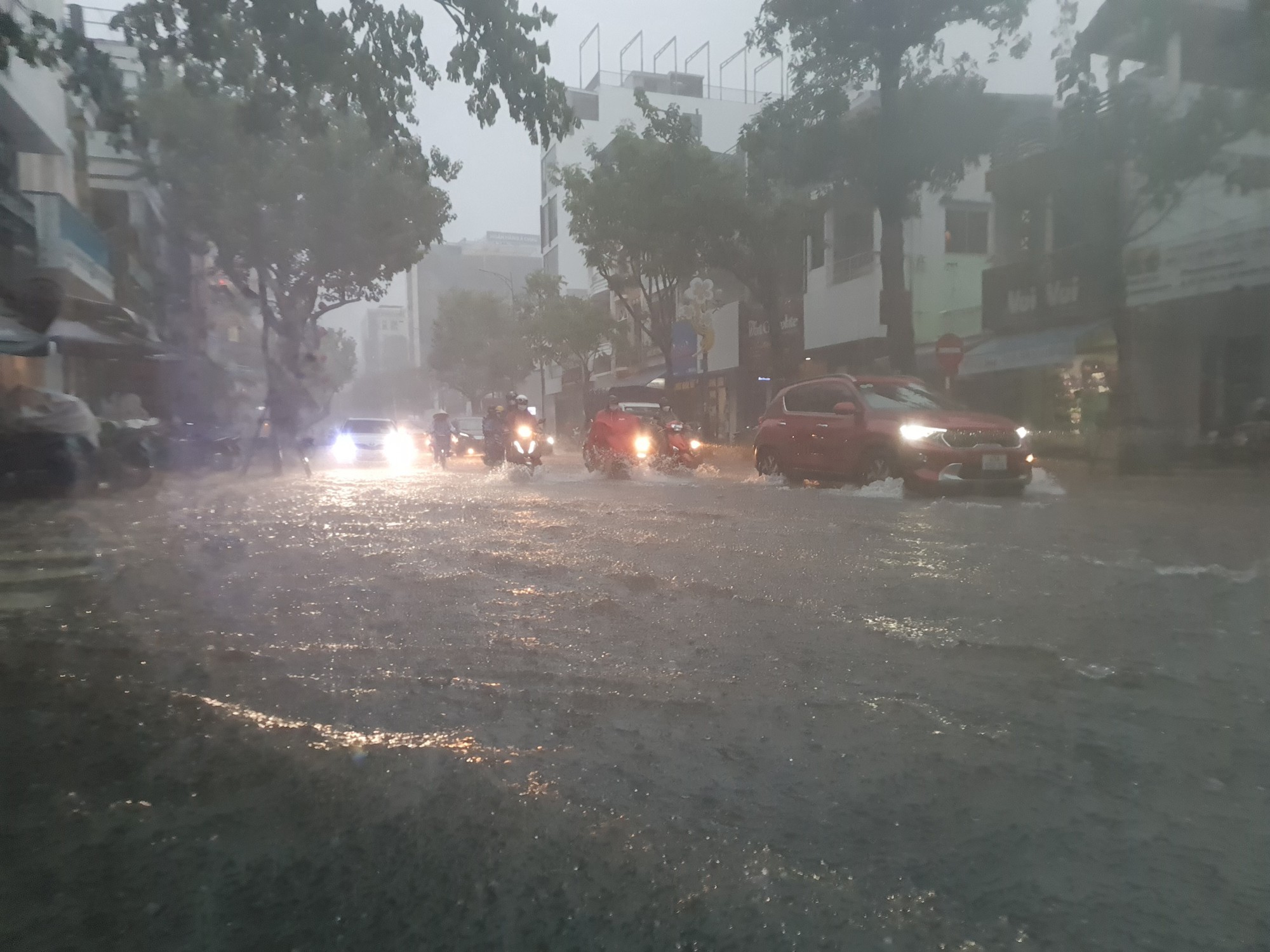 Bão số 5 gây mưa lớn, đường phố Đà Nẵng ngập, 2 tàu cá Khánh Hòa bị chìm  - Ảnh 13.