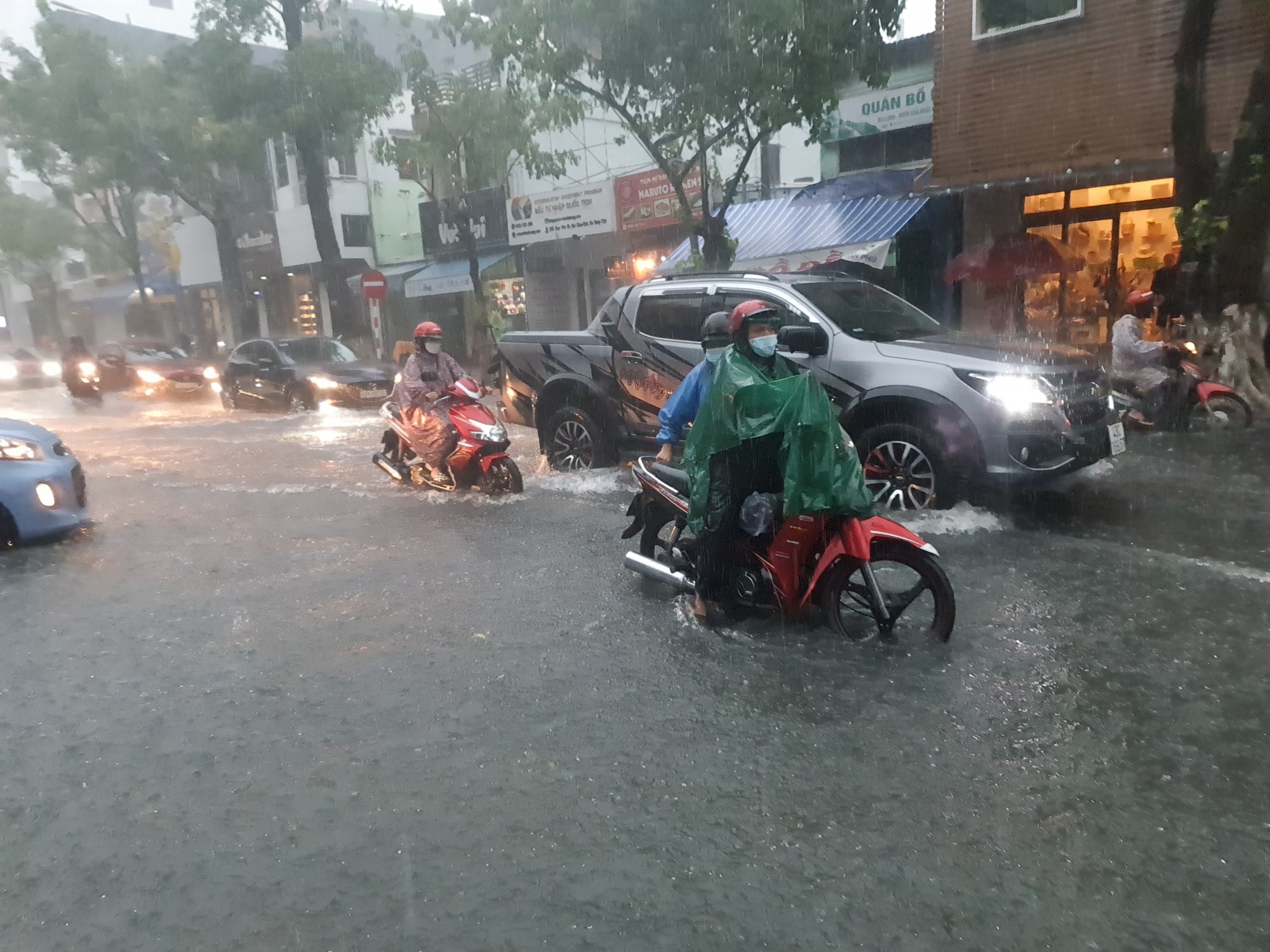 Bão số 5 gây mưa lớn, đường phố Đà Nẵng ngập, 2 tàu cá Khánh Hòa bị chìm  - Ảnh 10.