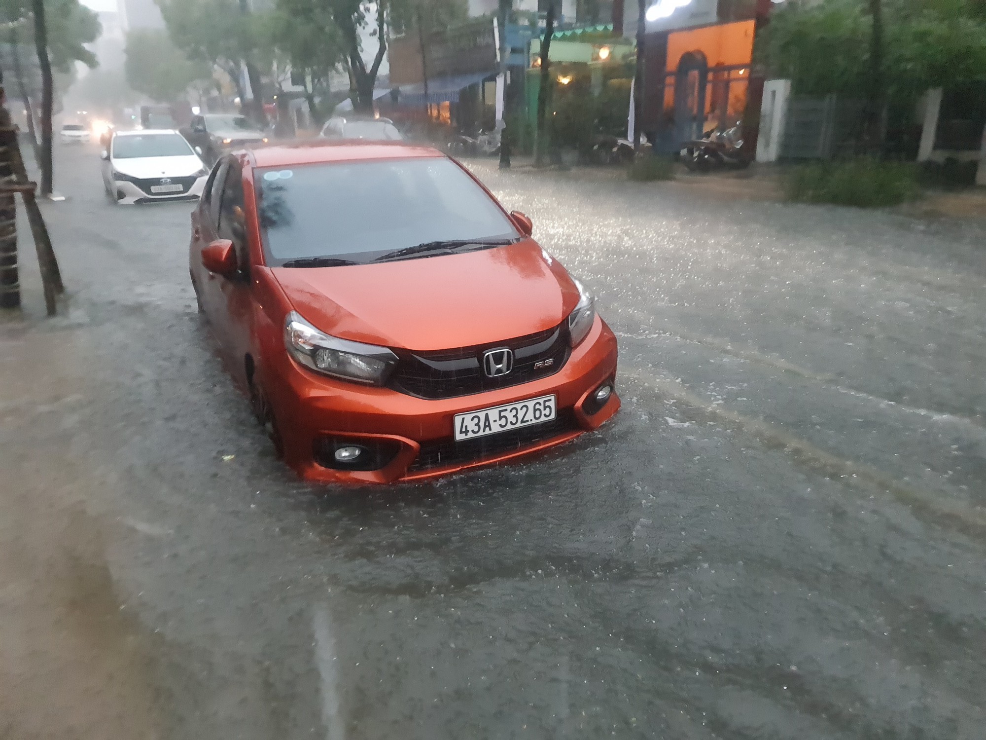 Bão số 5 gây mưa lớn, đường phố Đà Nẵng ngập, 2 tàu cá Khánh Hòa bị chìm  - Ảnh 11.