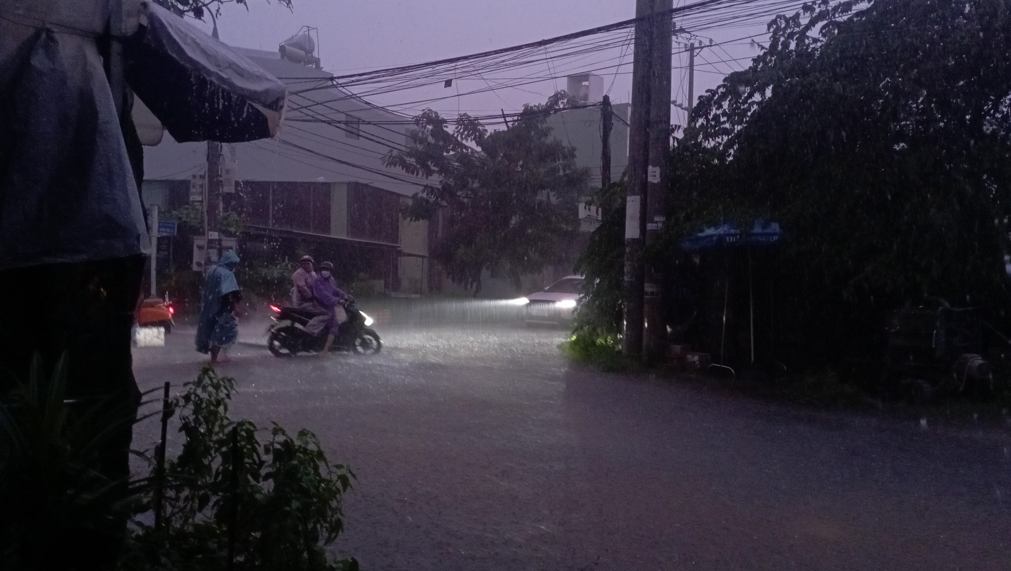 Đường phố thành sông, nước tràn vào nhà, bệnh viện ở Đà Nẵng - Ảnh 7.