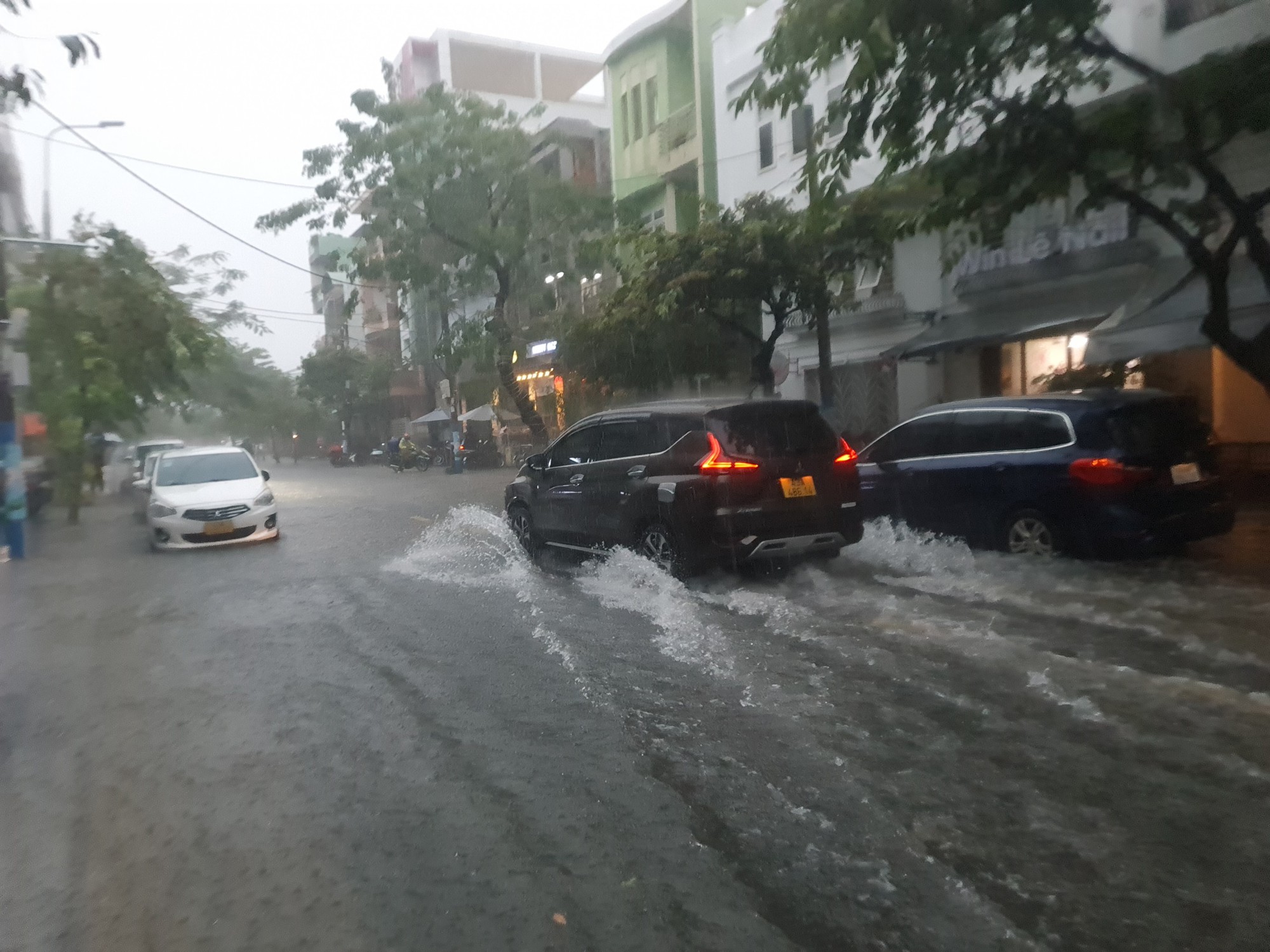 Bão số 5 gây mưa lớn, đường phố Đà Nẵng ngập, 2 tàu cá Khánh Hòa bị chìm  - Ảnh 8.