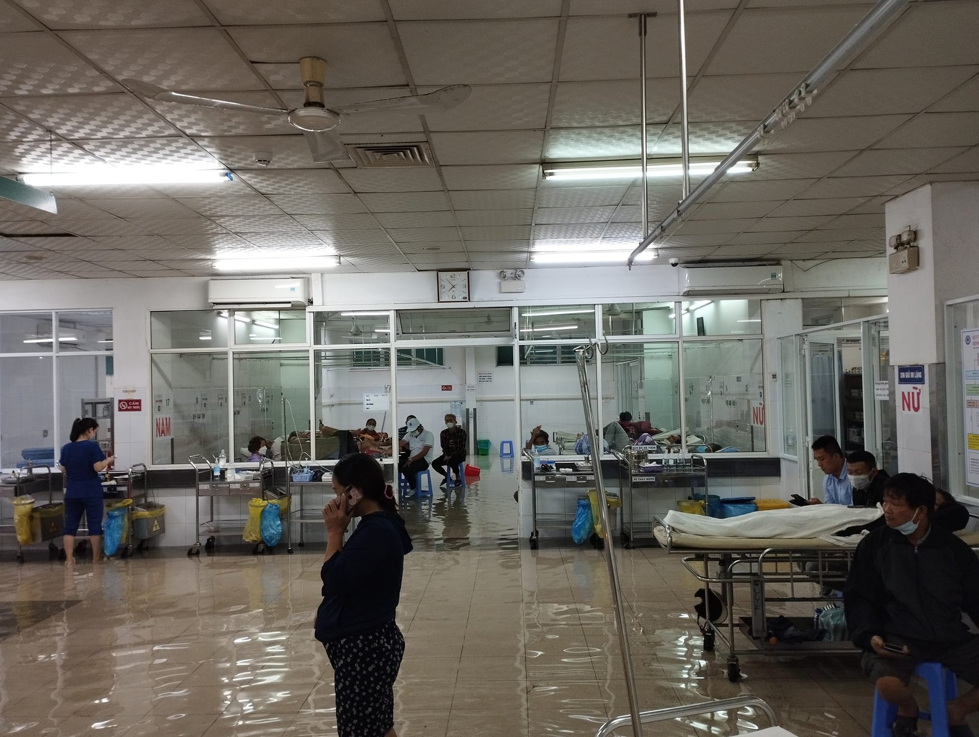 Đường phố thành sông, nước tràn vào nhà, bệnh viện ở Đà Nẵng - Ảnh 17.