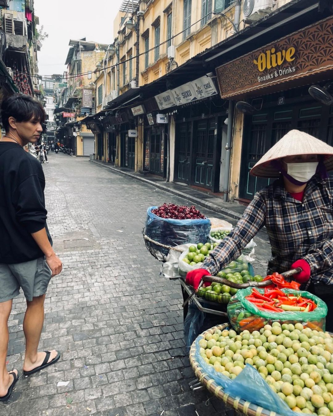 Hai tài tử “Siêu nhân Gao” gây sốt với ảnh ăn phở, kem Hà Nội - Ảnh 9.