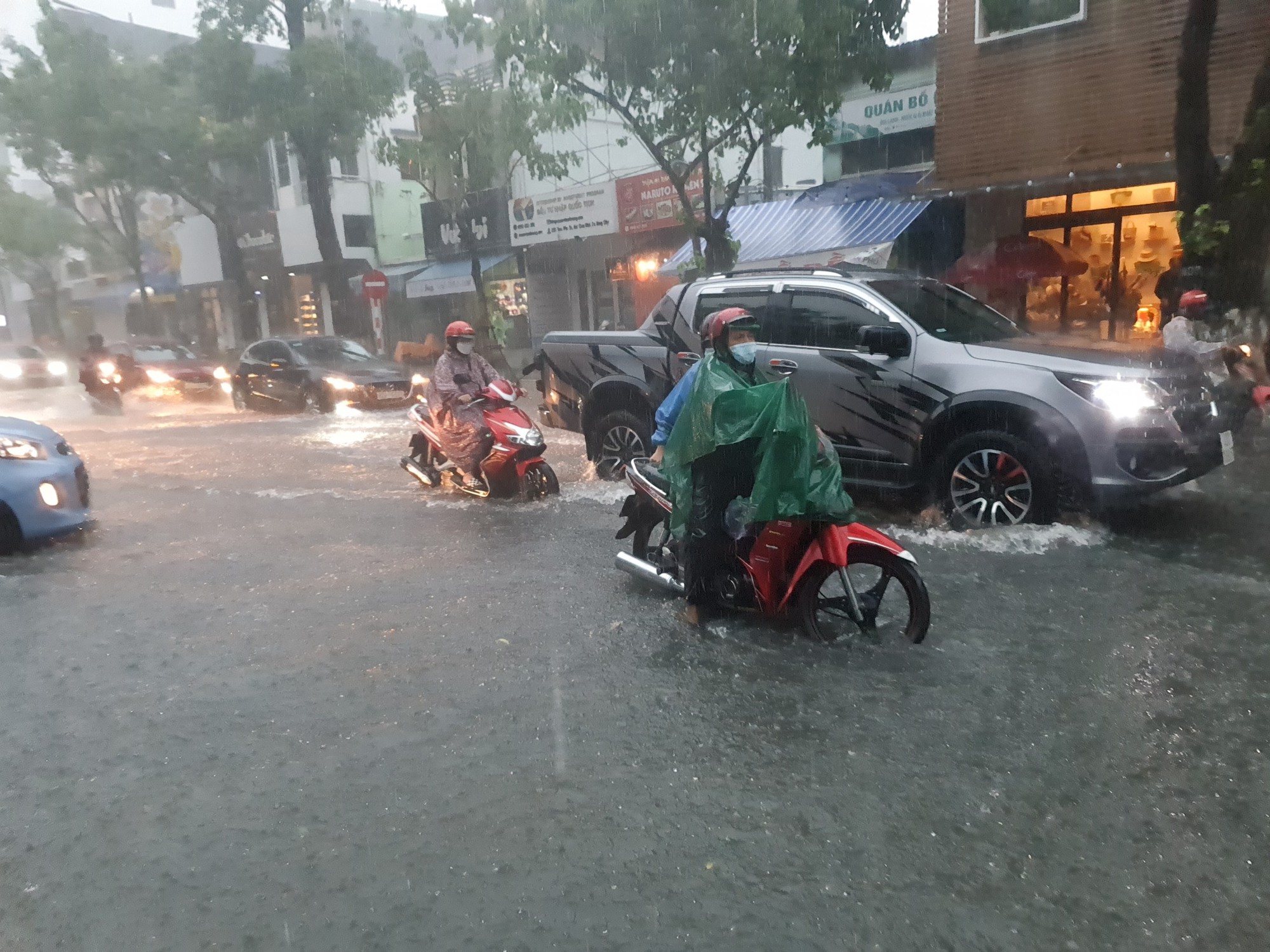 Bão số 5 gây mưa lớn, đường phố Đà Nẵng ngập, 2 tàu cá Khánh Hòa bị chìm  - Ảnh 6.