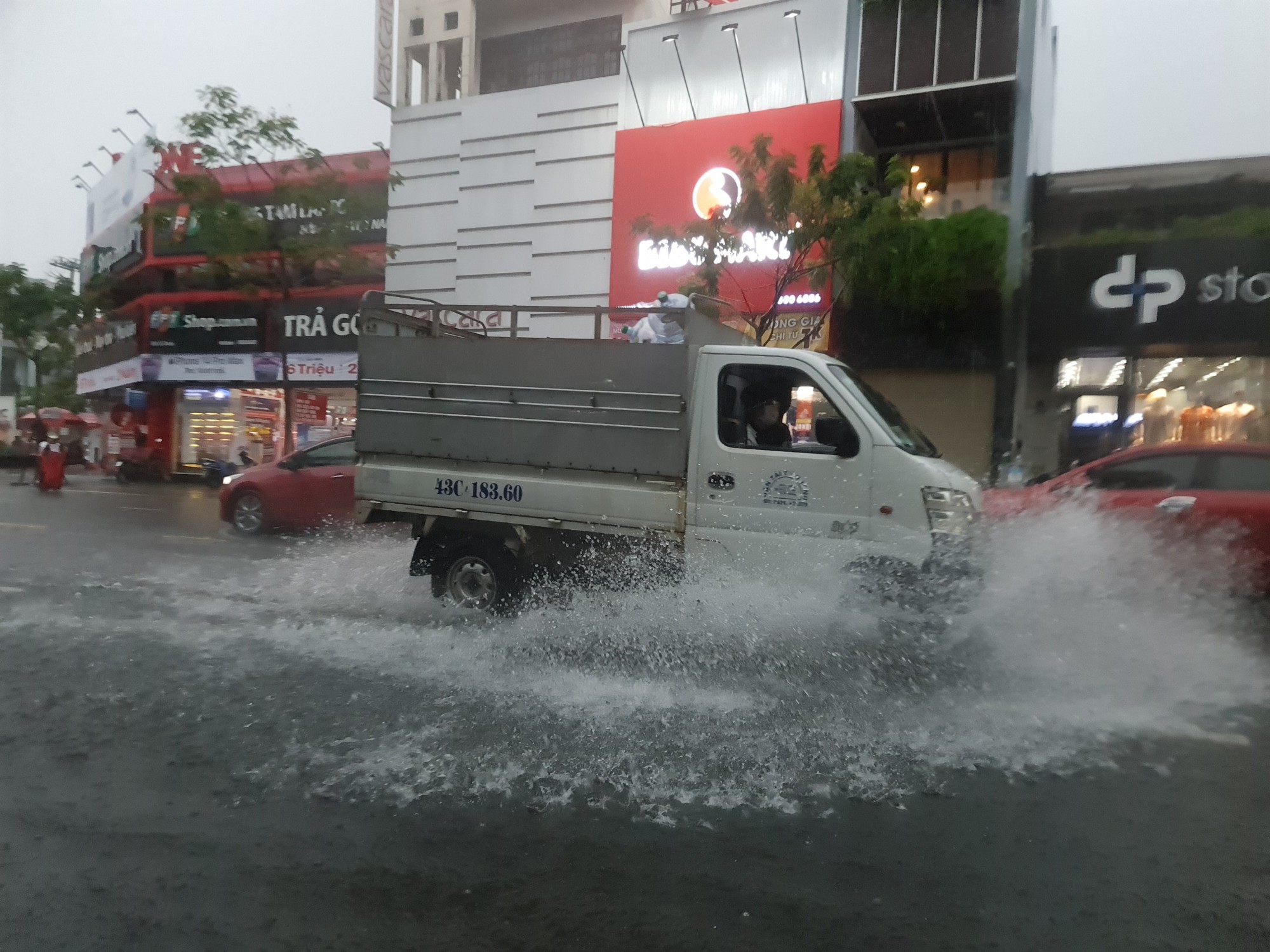 Bão số 5 gây mưa lớn, đường phố Đà Nẵng ngập, 2 tàu cá Khánh Hòa bị chìm  - Ảnh 4.