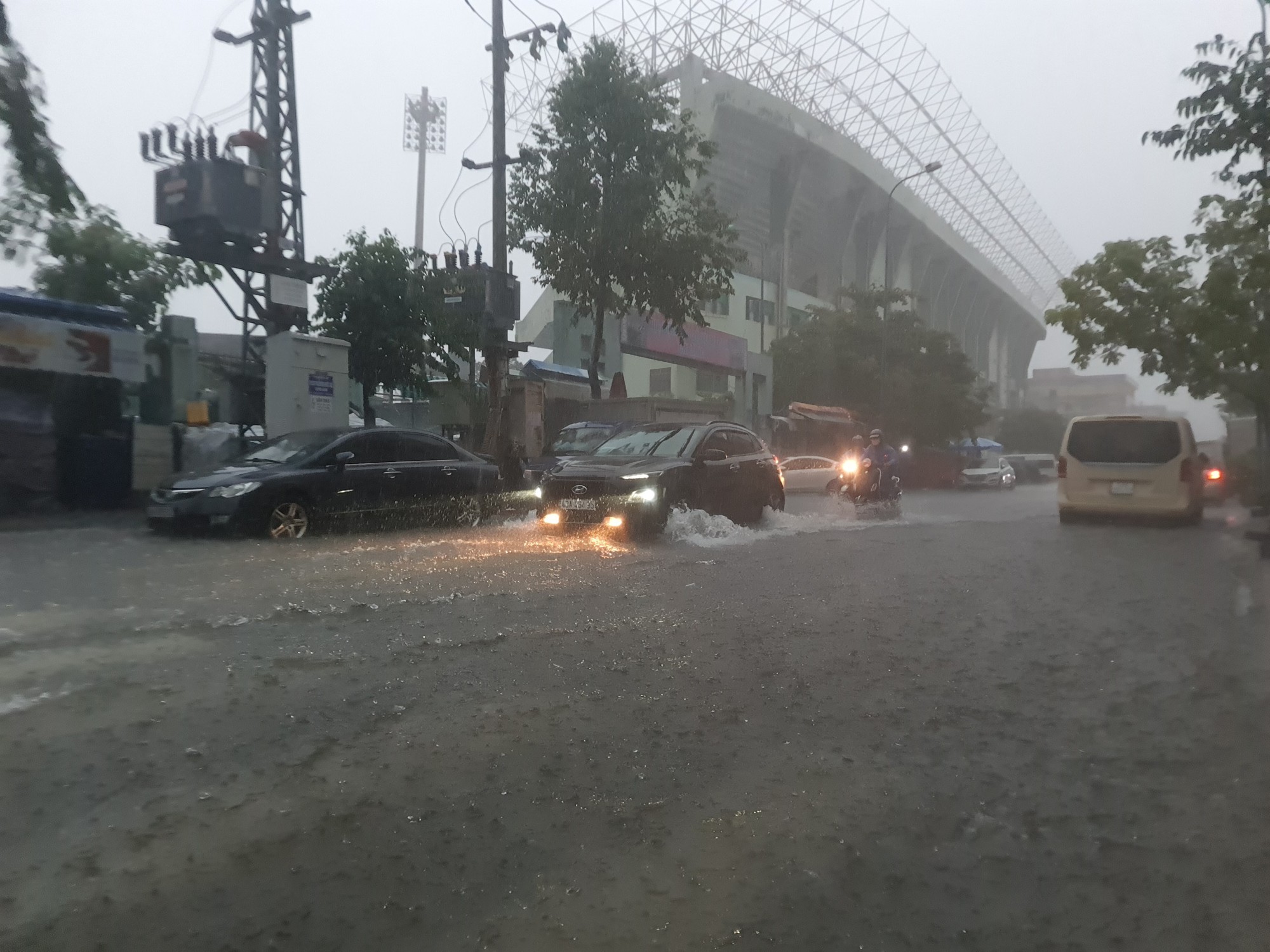 Bão số 5 gây mưa lớn, đường phố Đà Nẵng ngập, 2 tàu cá Khánh Hòa bị chìm  - Ảnh 9.