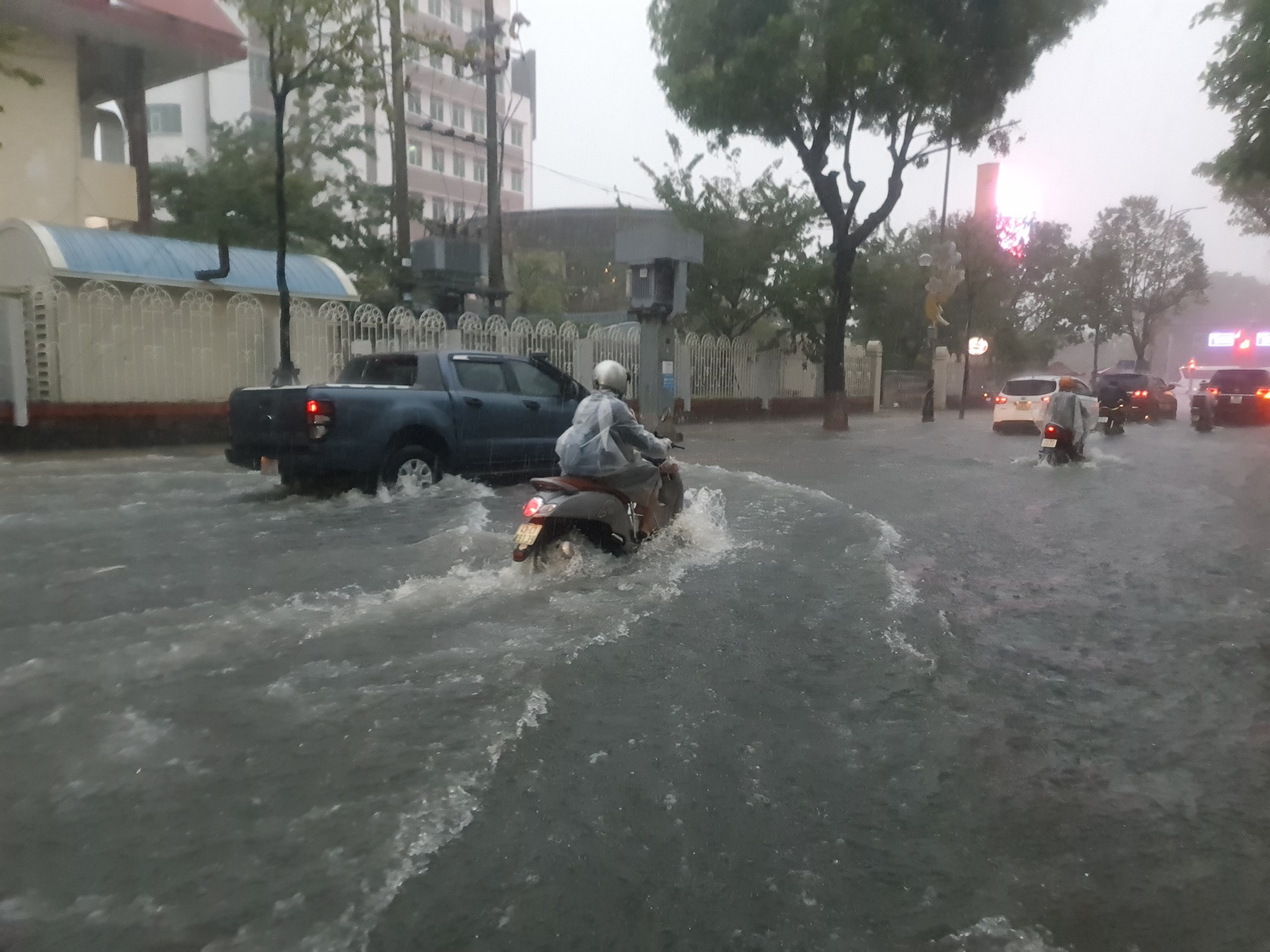 Bão số 5 gây mưa lớn, đường phố Đà Nẵng ngập, 2 tàu cá Khánh Hòa bị chìm  - Ảnh 12.