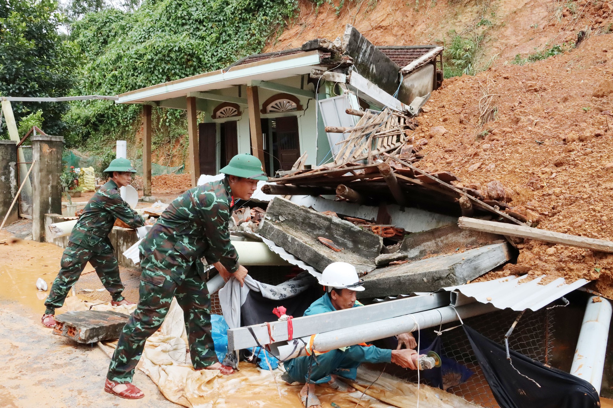 Thất thần thấy nhà cửa tan hoang - Ảnh 5.