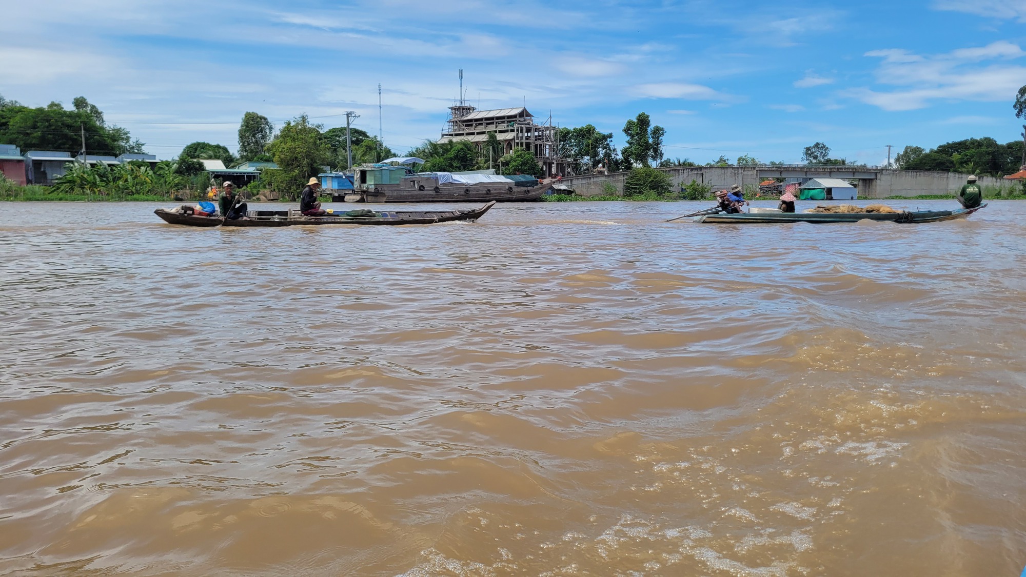 CHÙM ẢNH: Những “ốc đảo” vùng đầu nguồn lũ ở miền Tây - Ảnh 15.