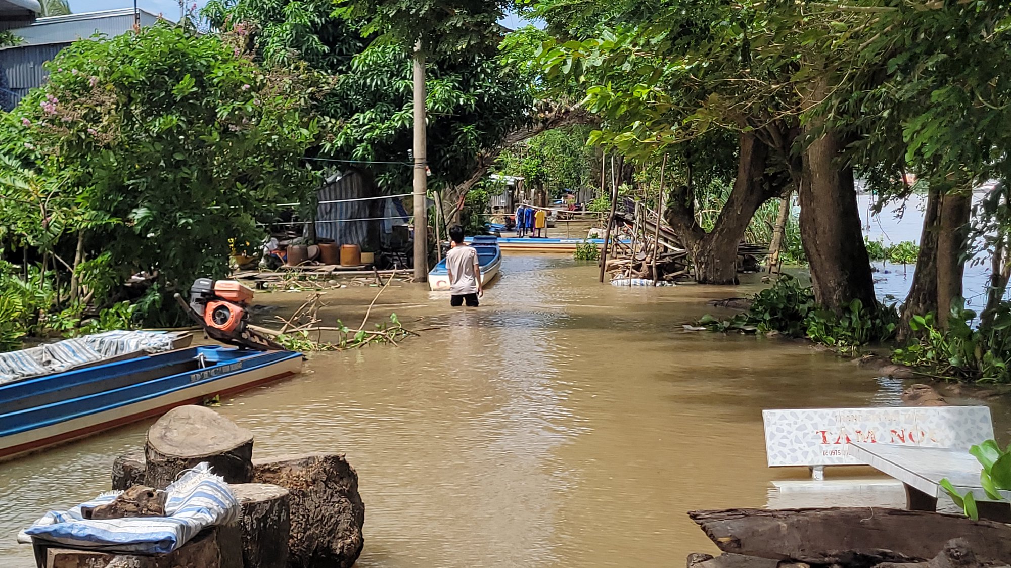 CHÙM ẢNH: Những “ốc đảo” vùng đầu nguồn lũ ở miền Tây - Ảnh 2.